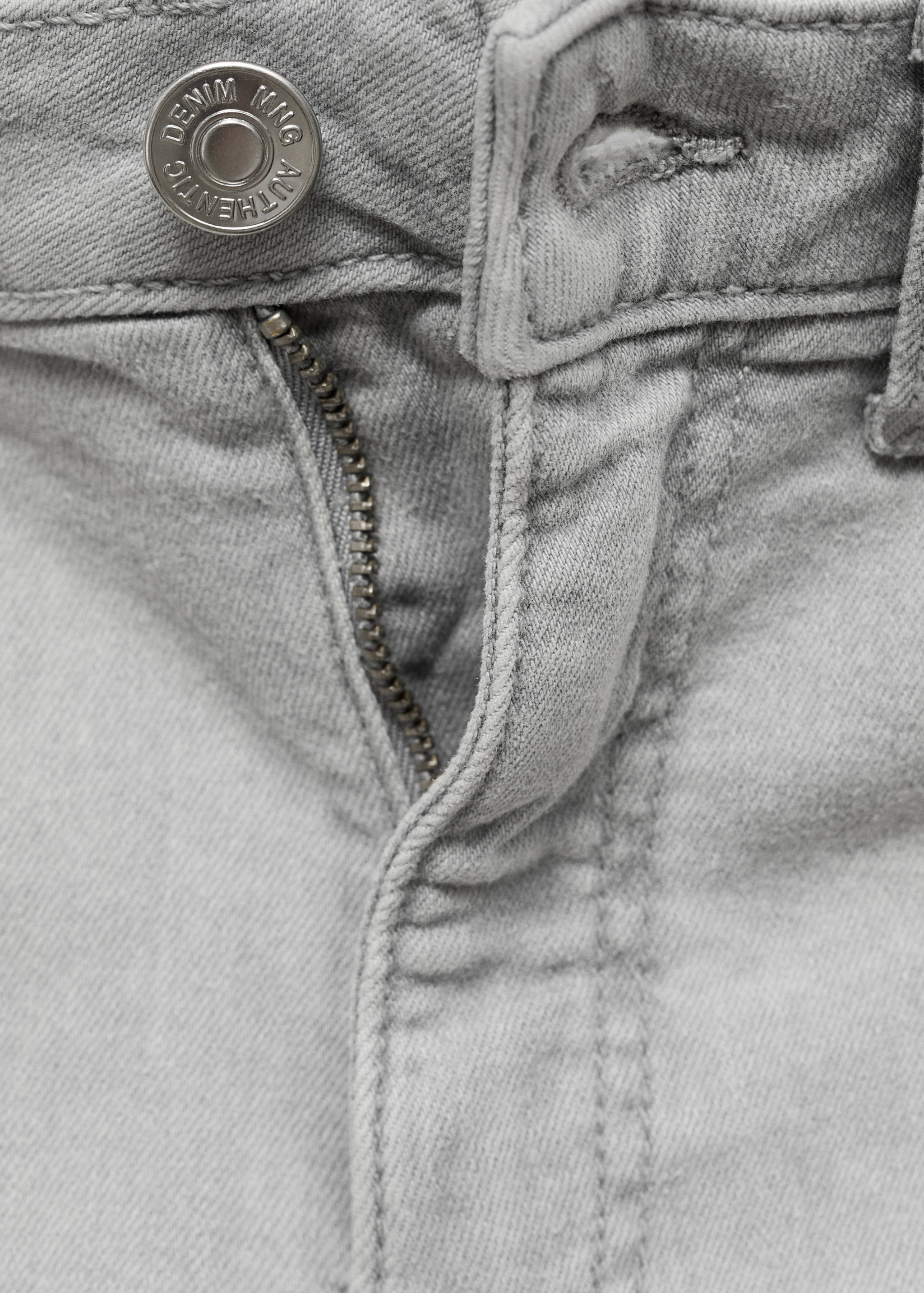 Jeansshorts mit ausgefranstem Saum - Detail des Artikels 8