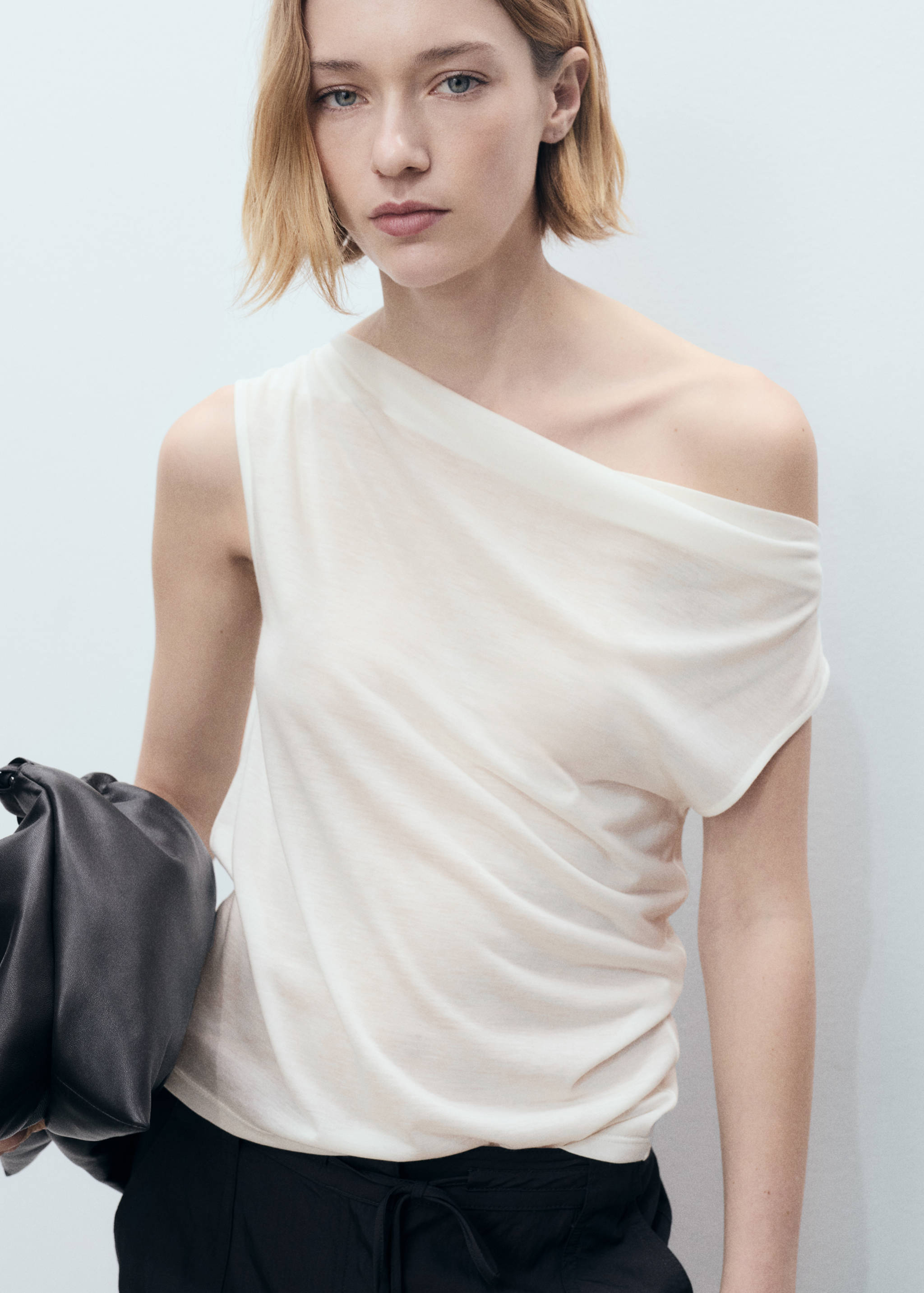 Τοπ από lyocell με ντραπέ λαιμόκοψη - Μεσαίο πλάνο