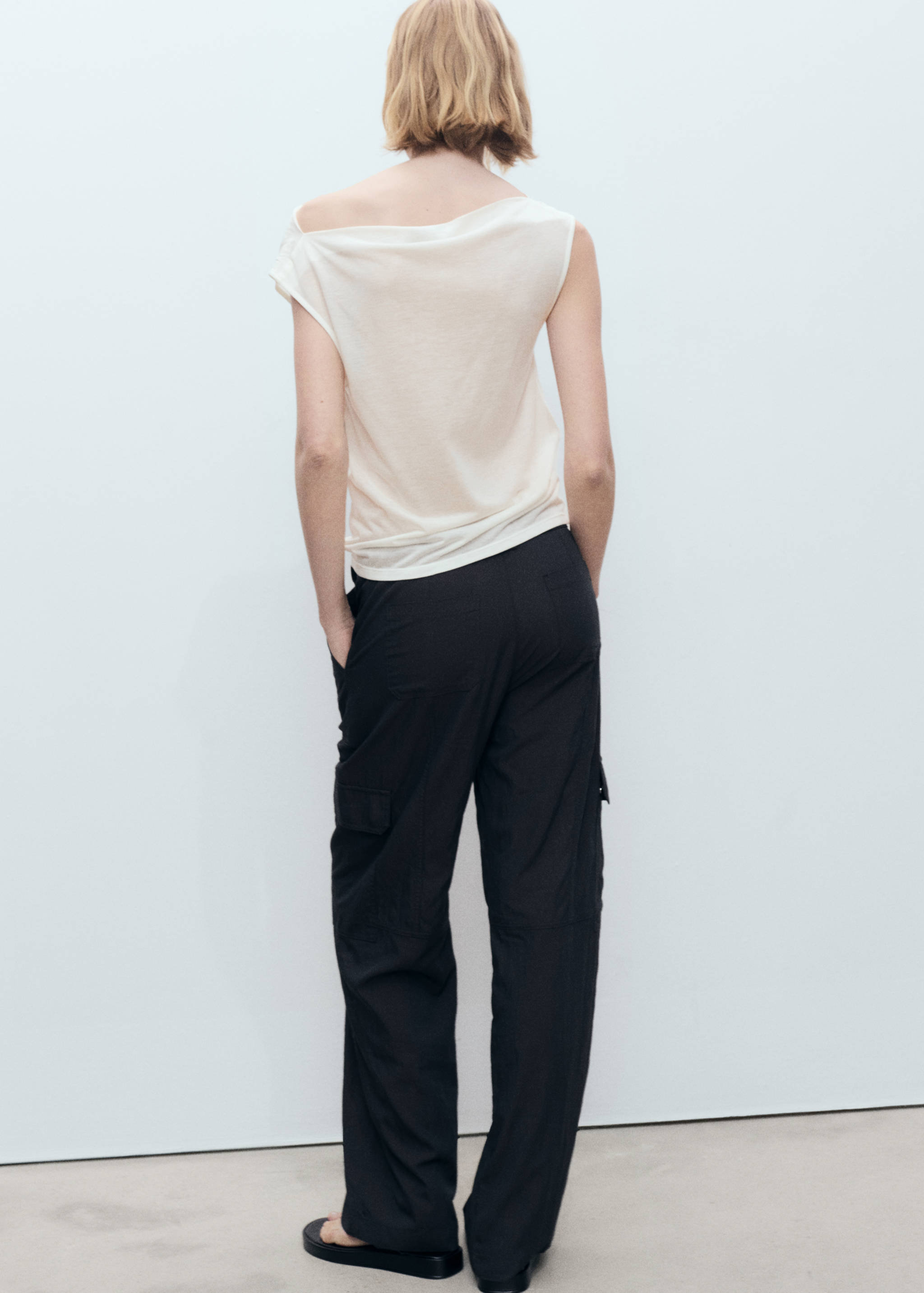 Τοπ από lyocell με ντραπέ λαιμόκοψη - Πίσω όψη προϊόντος