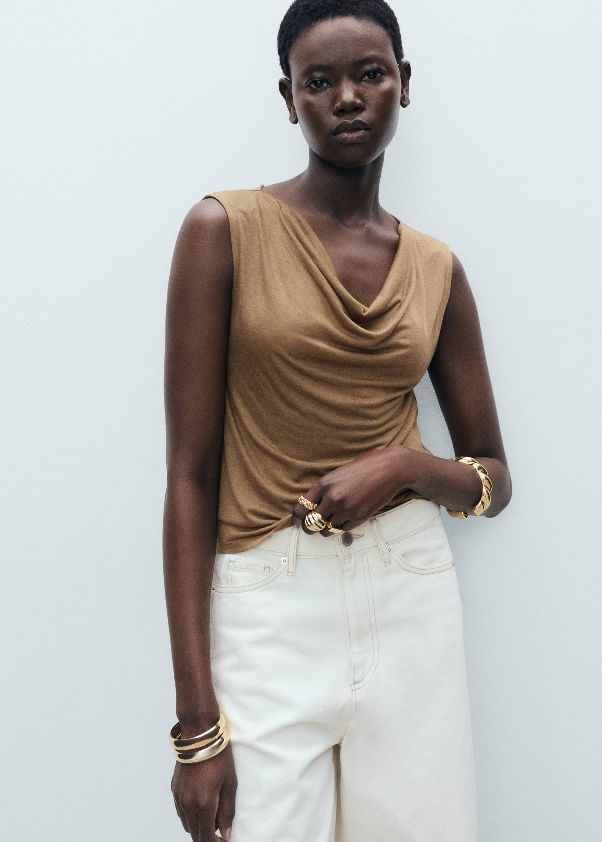 Τοπ από lyocell με ντραπέ λαιμόκοψη - Μεσαίο πλάνο