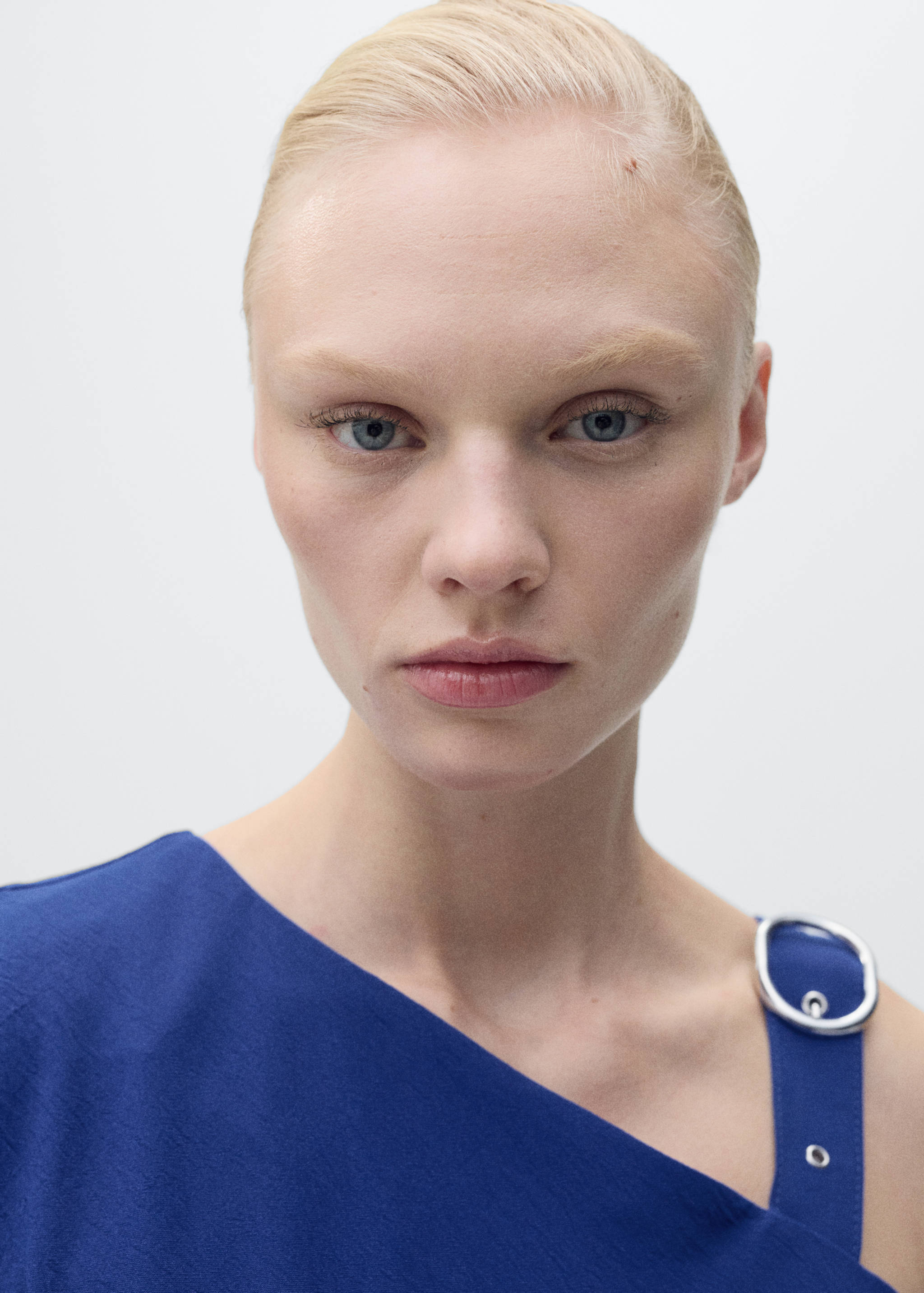 Asymmetrical dress with strap and buckle - Details of the article 1