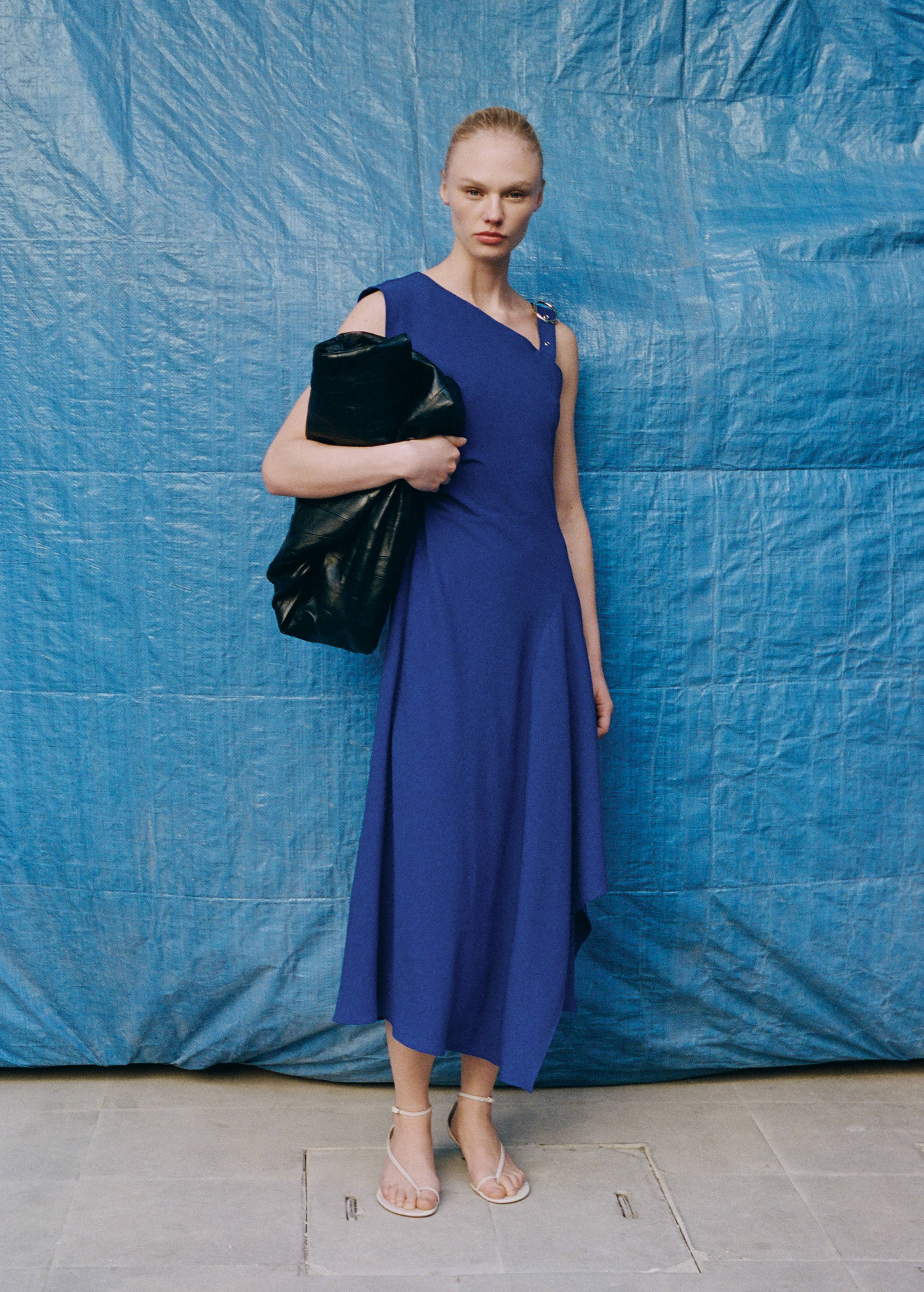 Asymmetrical dress with strap and buckle - Details of the article 6