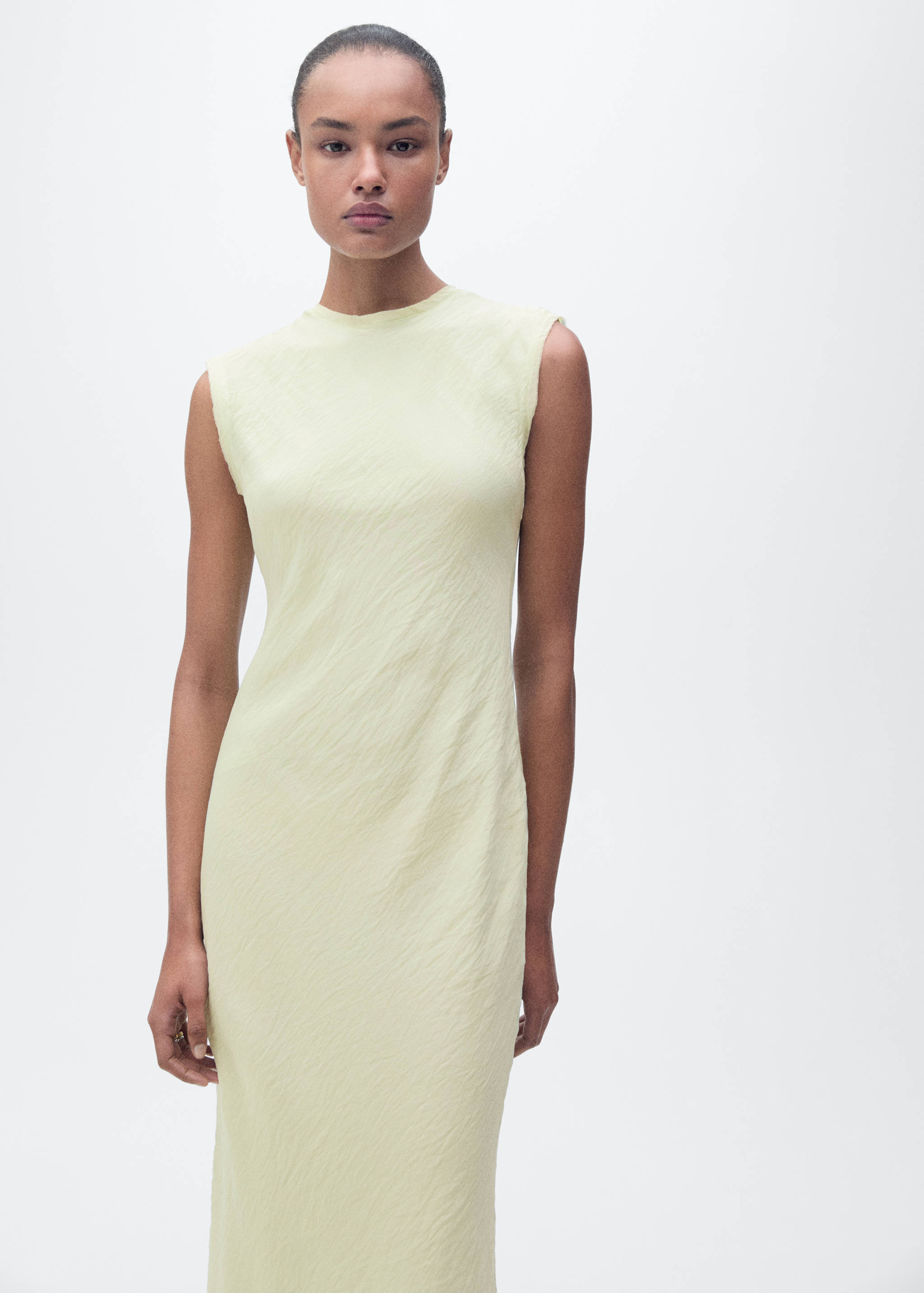 Φόρεμα μίντι με τσαλακωμένο εφέ - Μεσαίο πλάνο