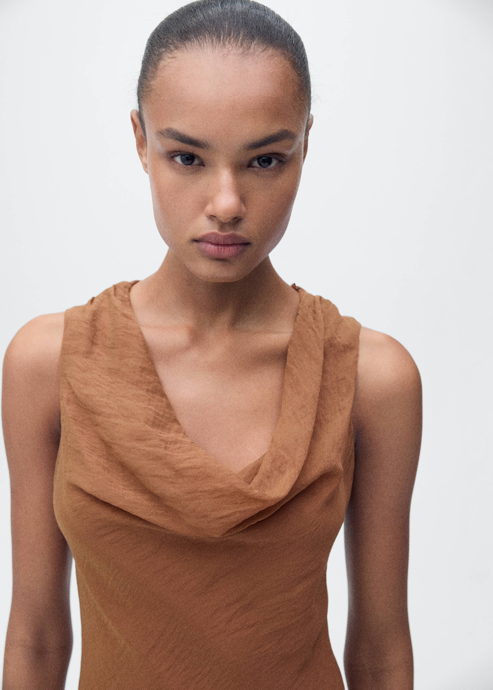 Vestido de liocel com gola drapeada - Pormenor do artigo 1