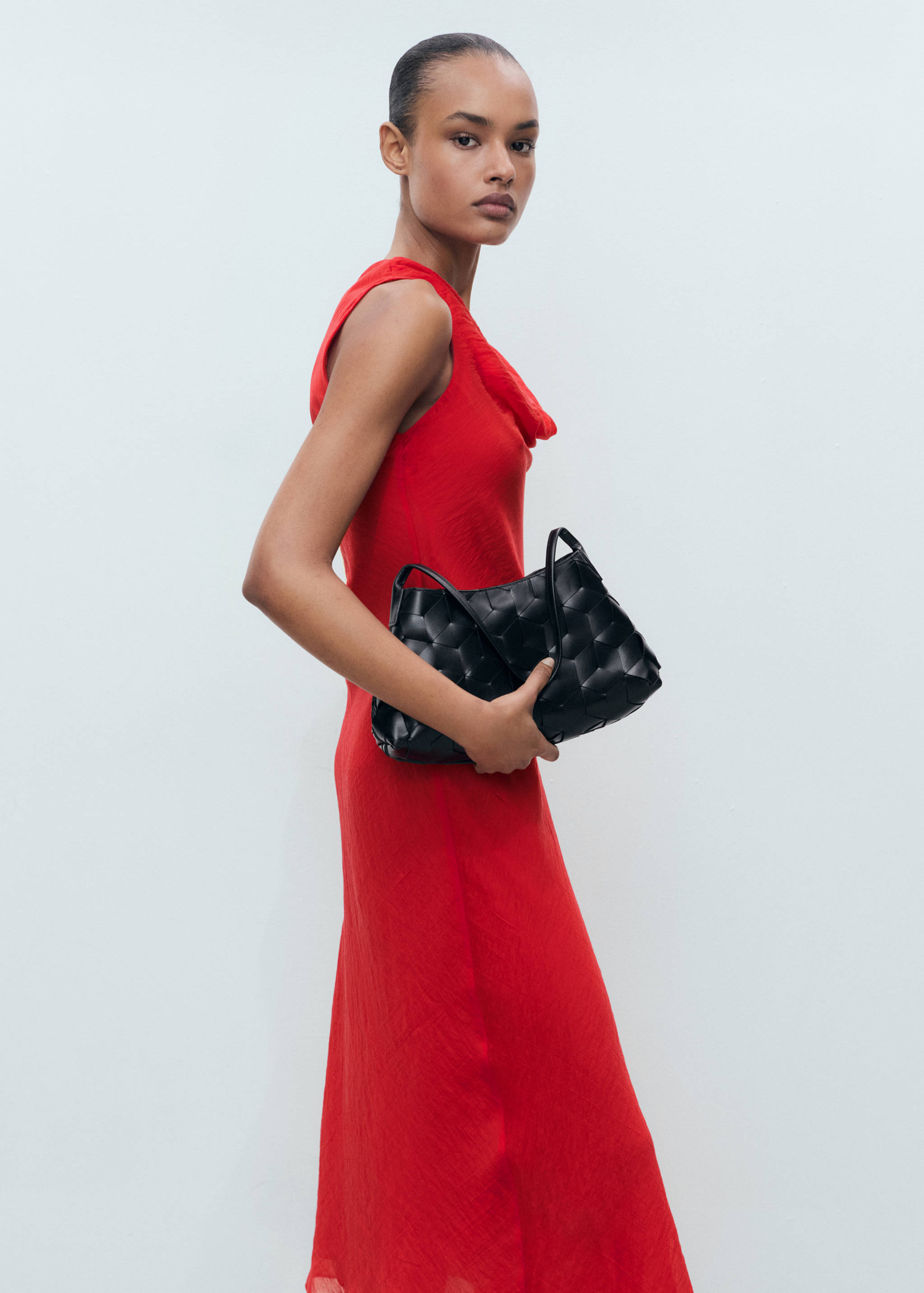 Vestido de liocel com gola drapeada - Plano médio