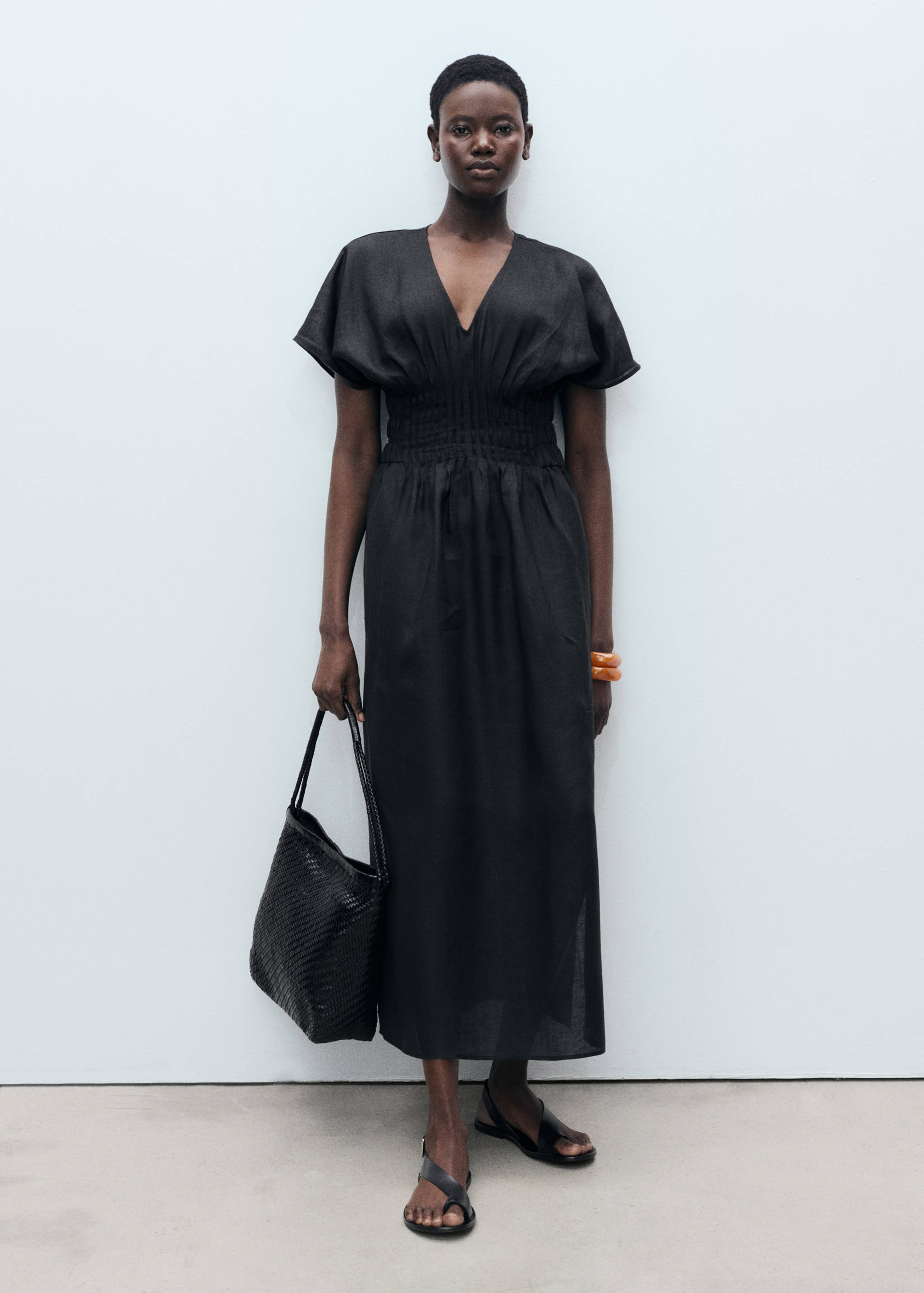 Vestido comprido de linho com painel rufado - Plano geral