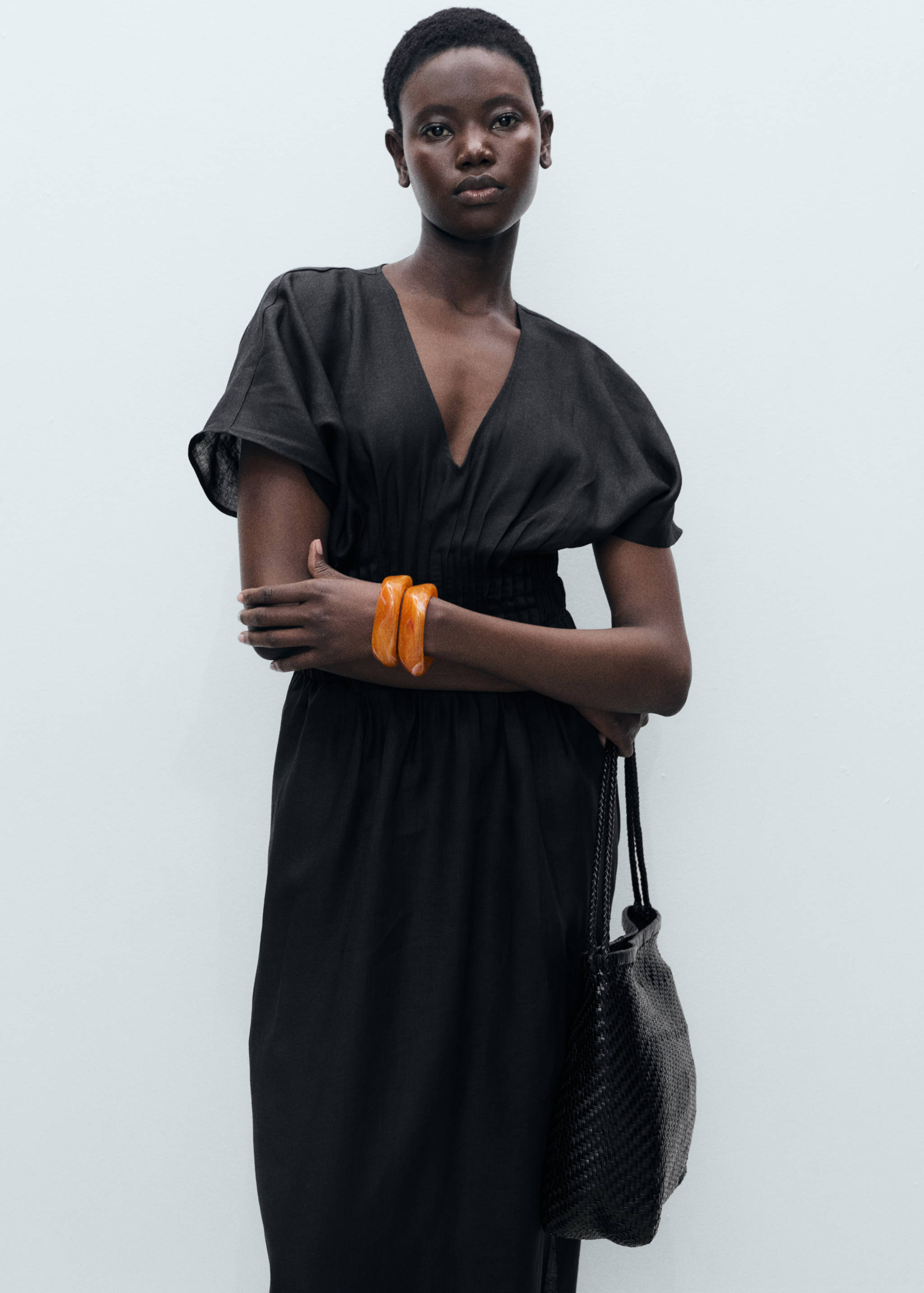 Vestido comprido de linho com painel rufado - Plano médio