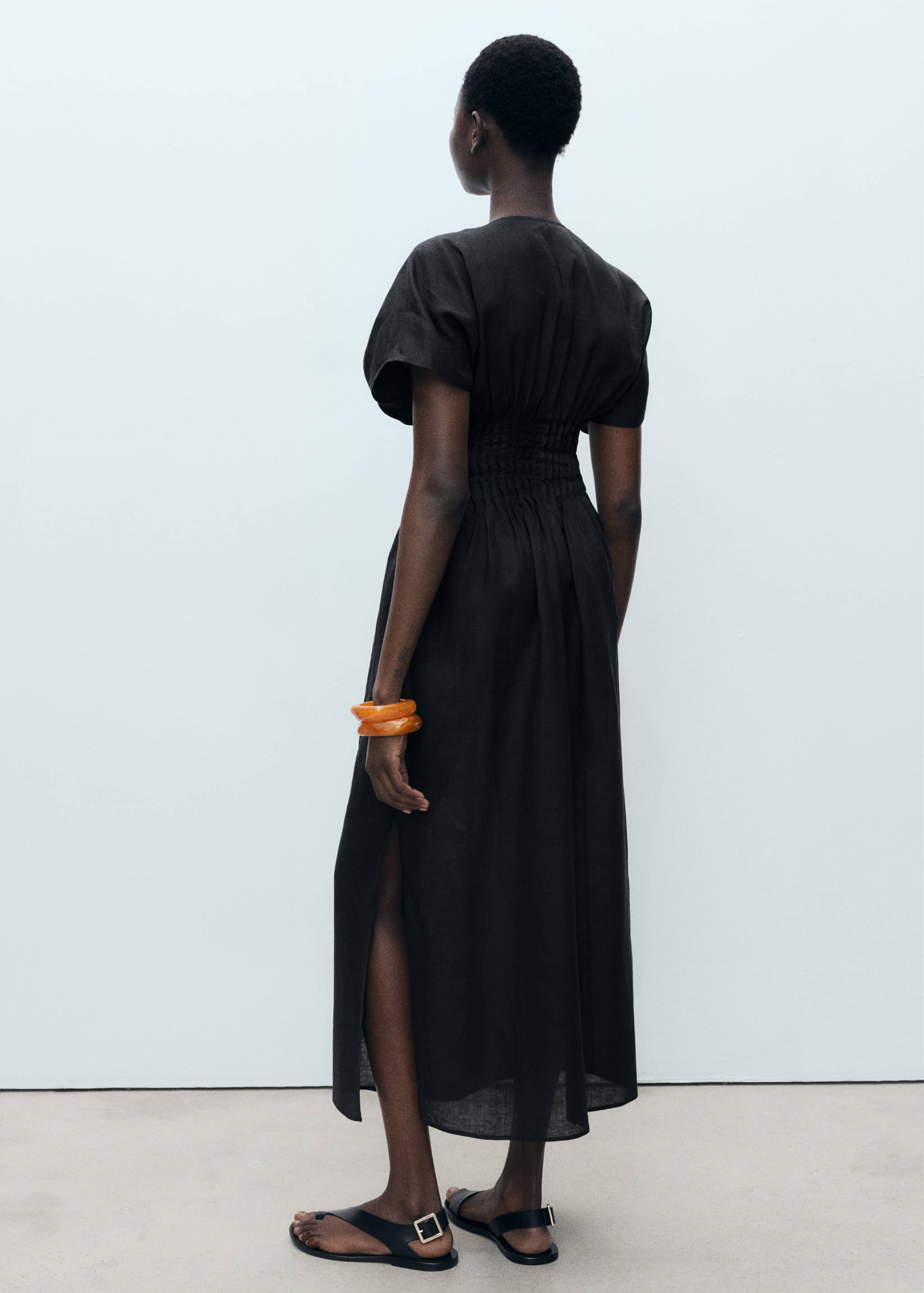 Vestido comprido de linho com painel rufado - Verso do artigo