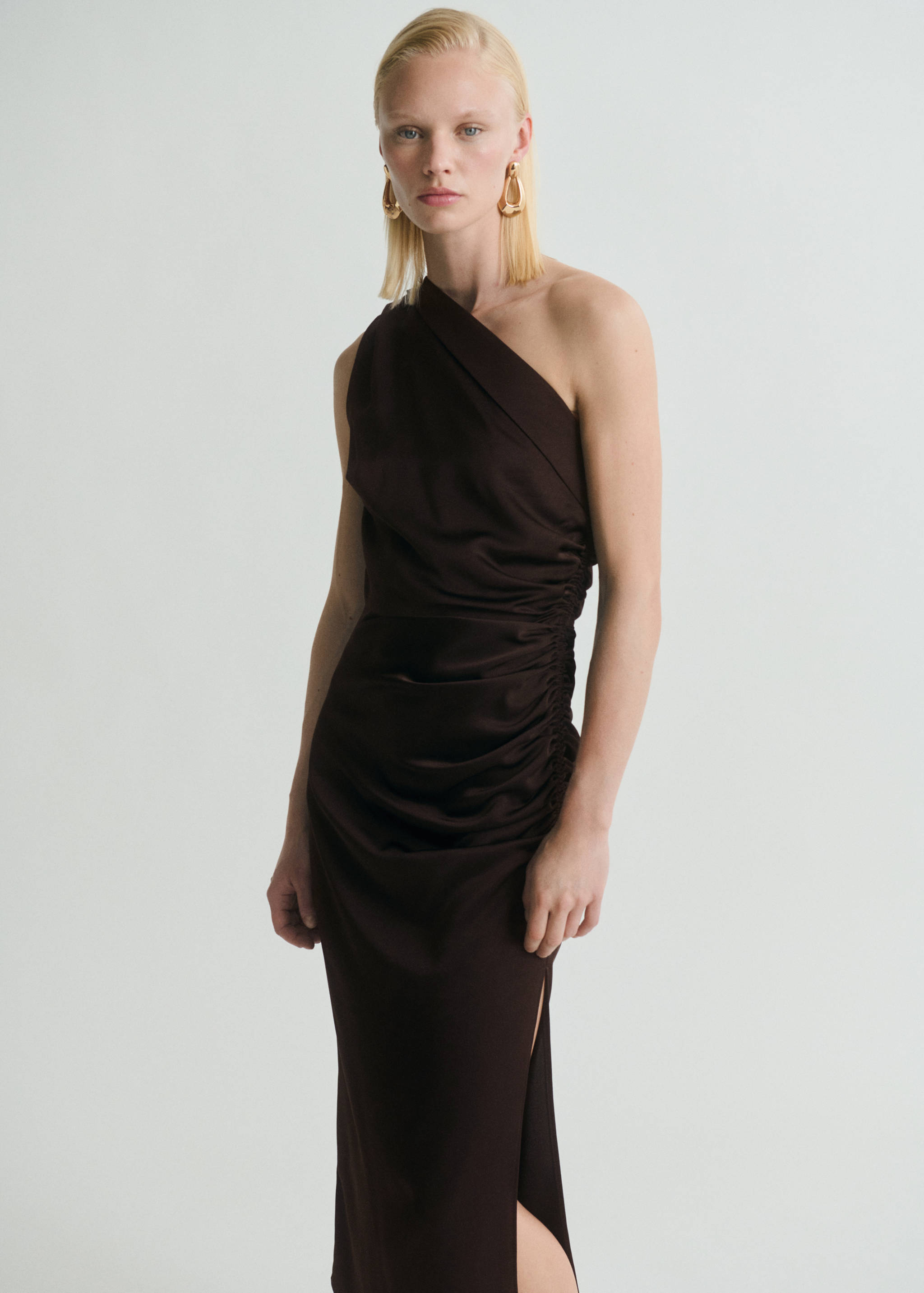 Asymmetrical satin dress with side slits - Medium plane