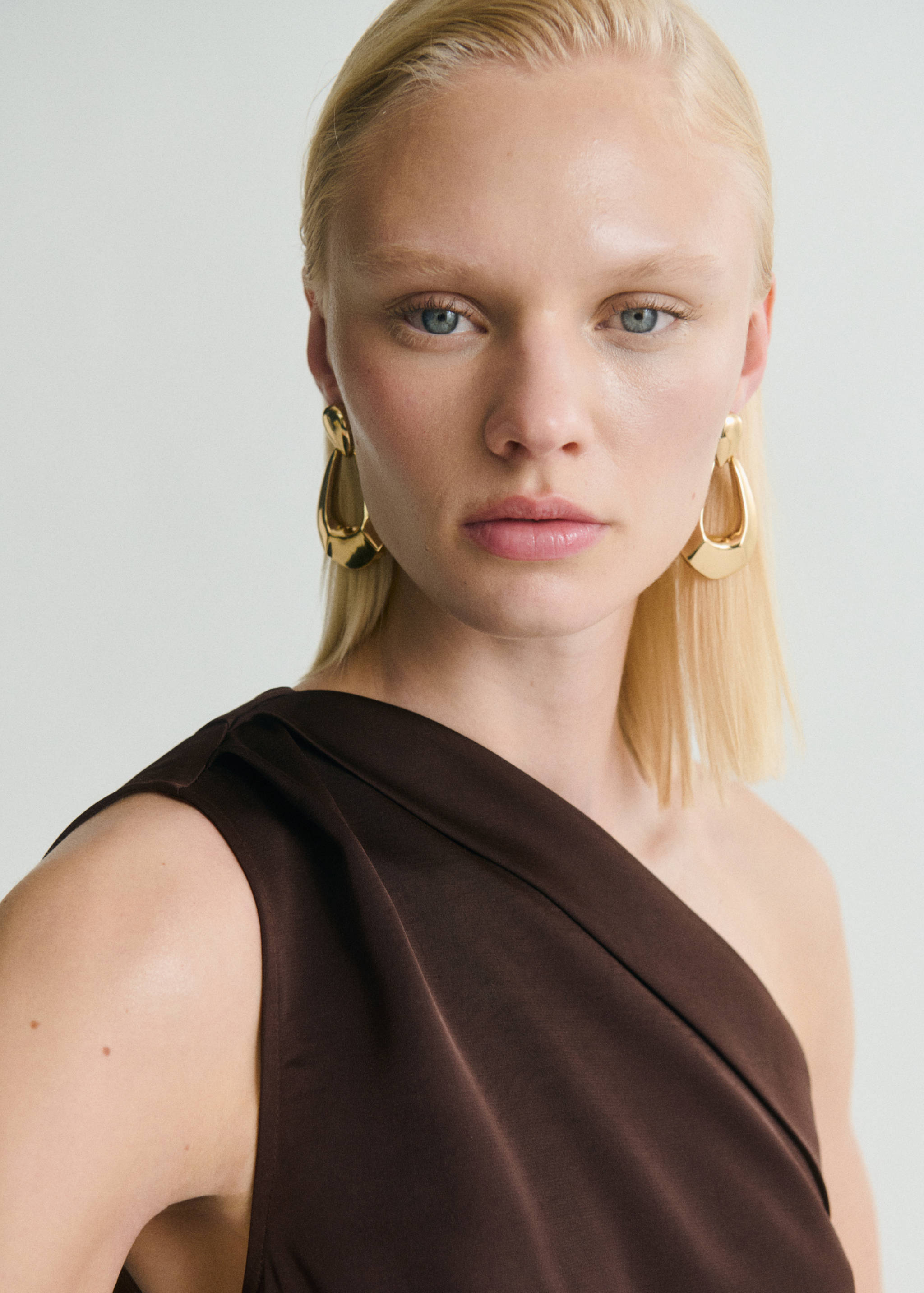 Asymmetrical satin dress with side slits - Details of the article 1