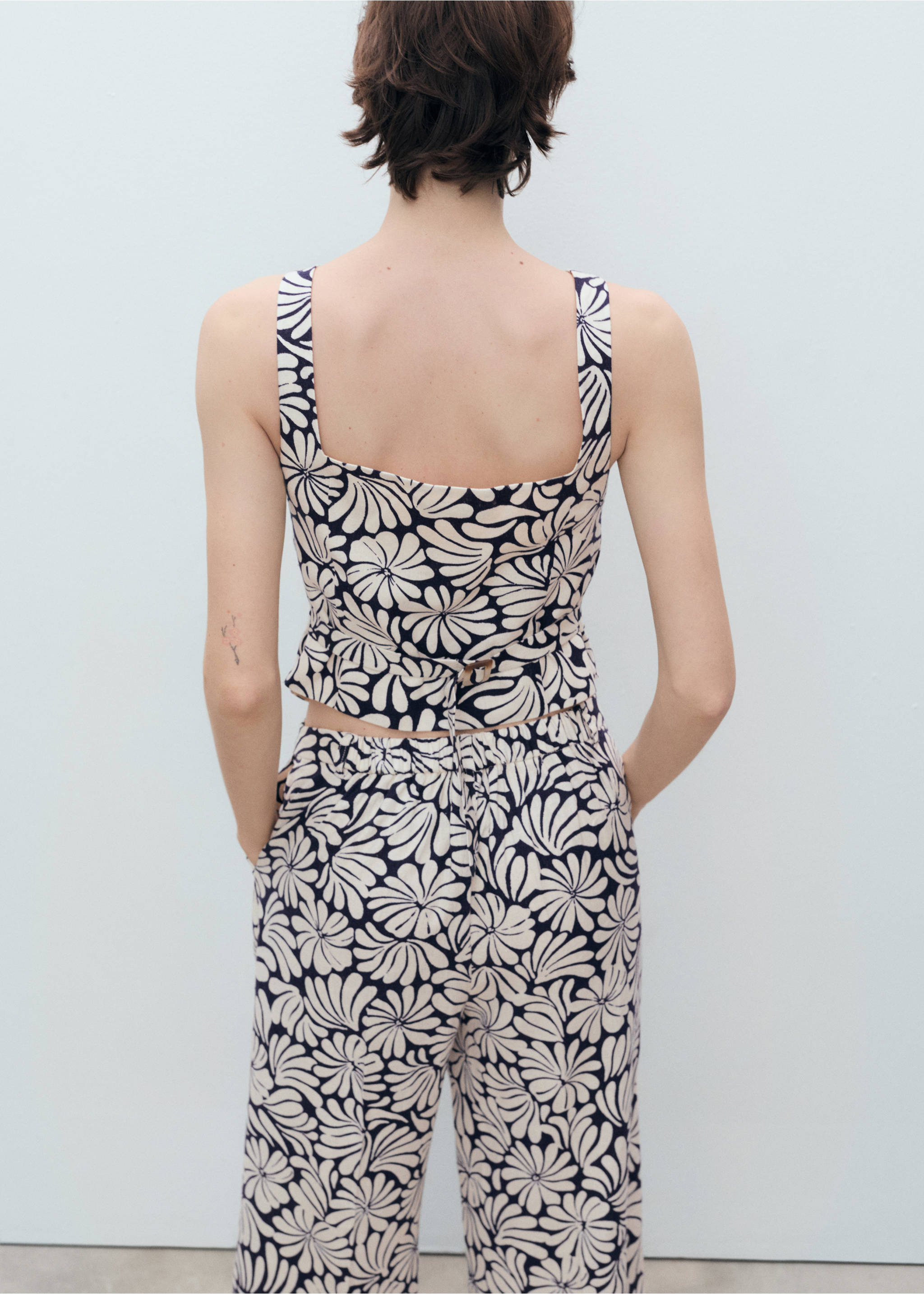 Floral fitted linen top - Reverse of the article, Ecru. Ref: 87018650-00.