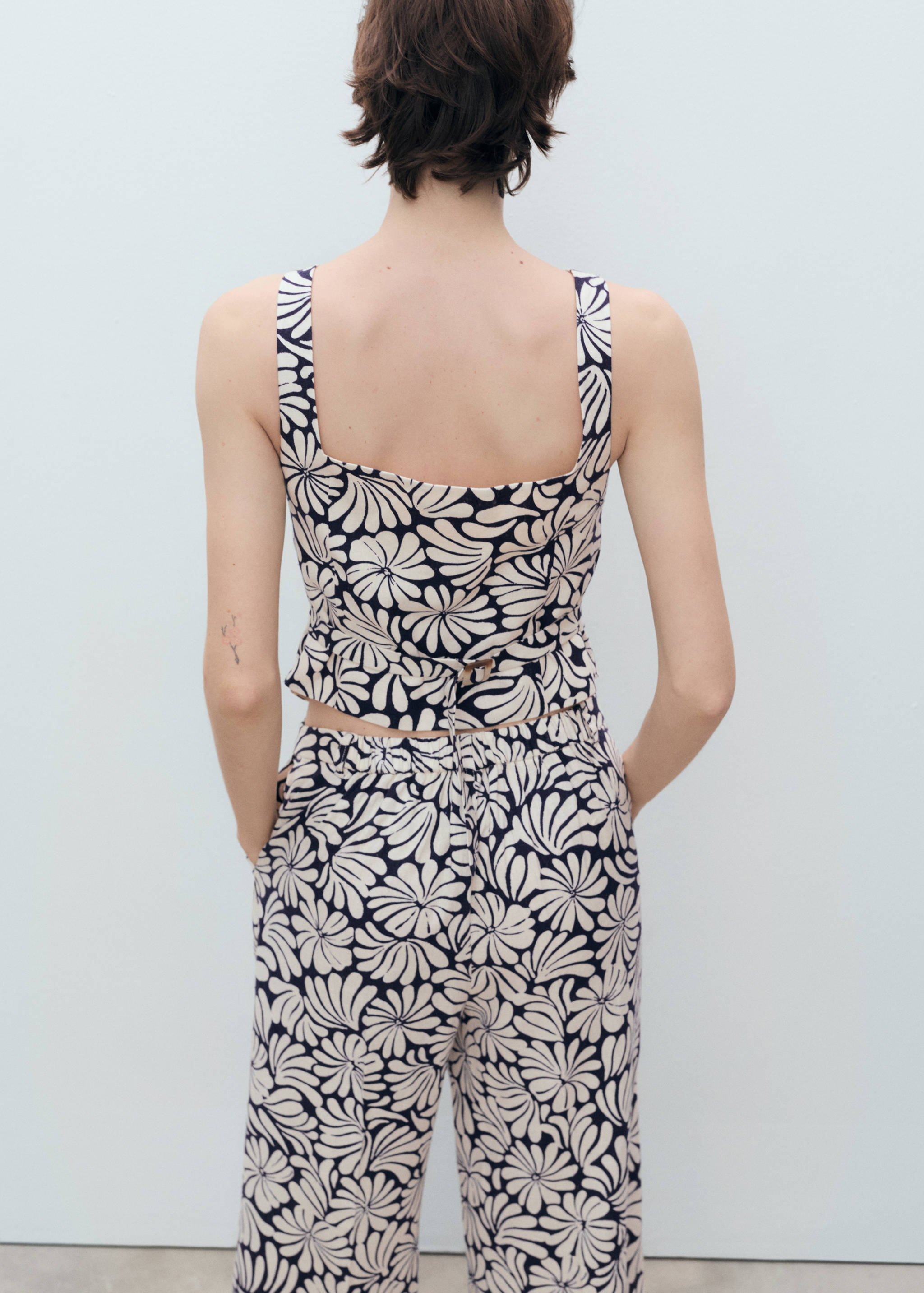 Top justo de linho às flores - Verso do artigo