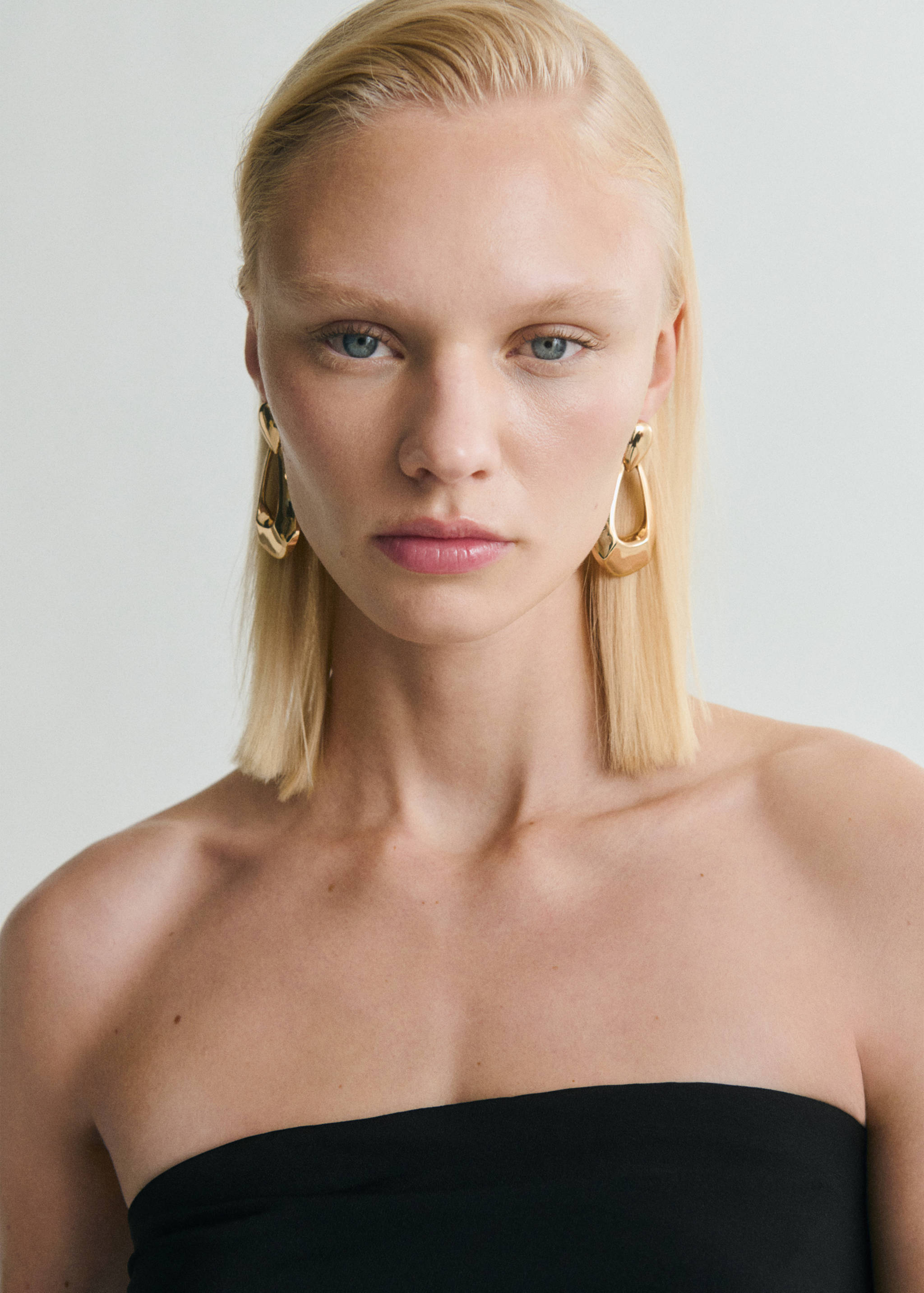 Schulterfreies Kleid mit Blumendetail - Detail des Artikels 1