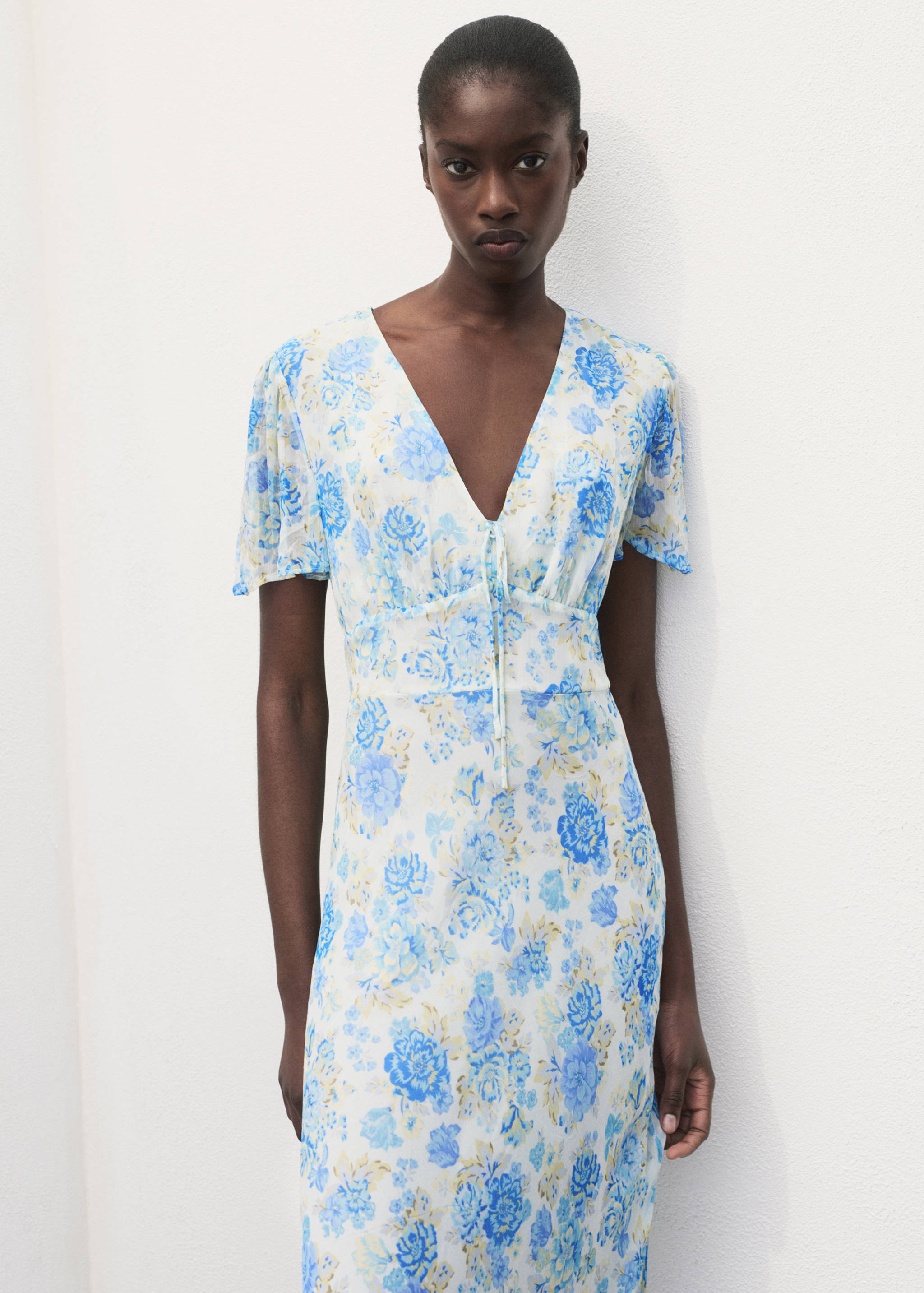 Robe midi à fleurs et manches courtes - Plan moyen