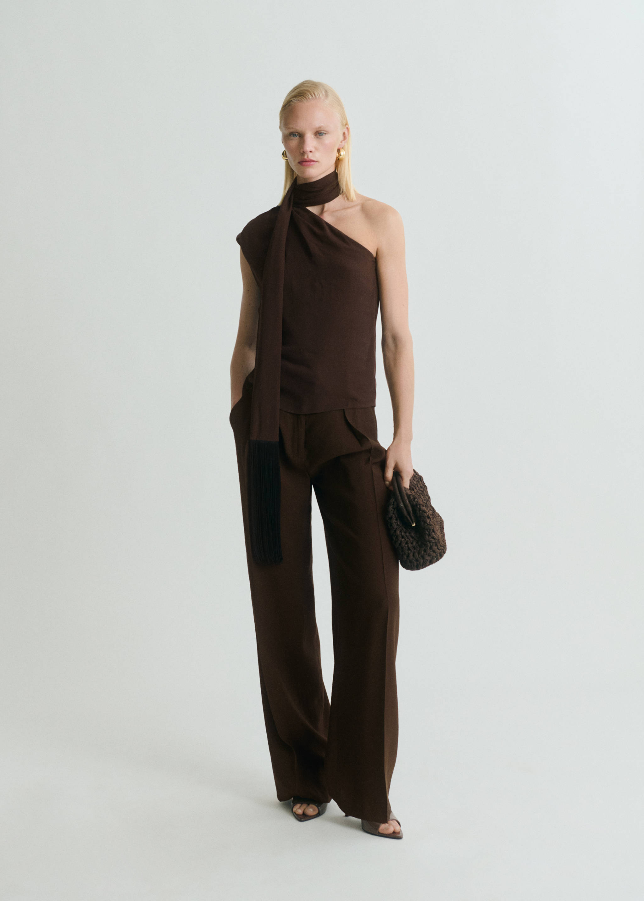 Asymmetrisk blus med scarf och fransdetaljer - Allmän bild