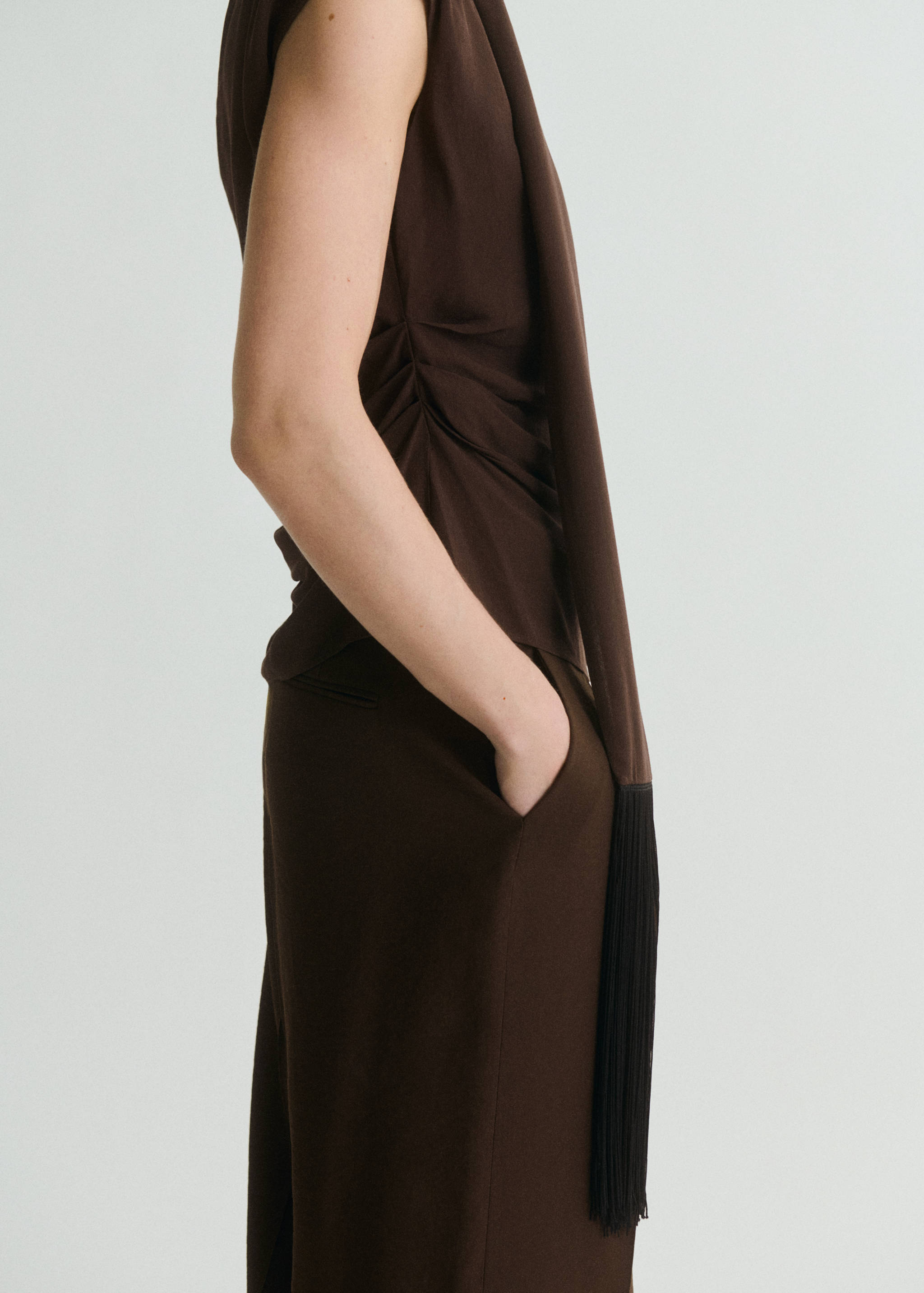 Asymmetrisk blus med scarf och fransdetaljer - Detaljer om artikeln 6