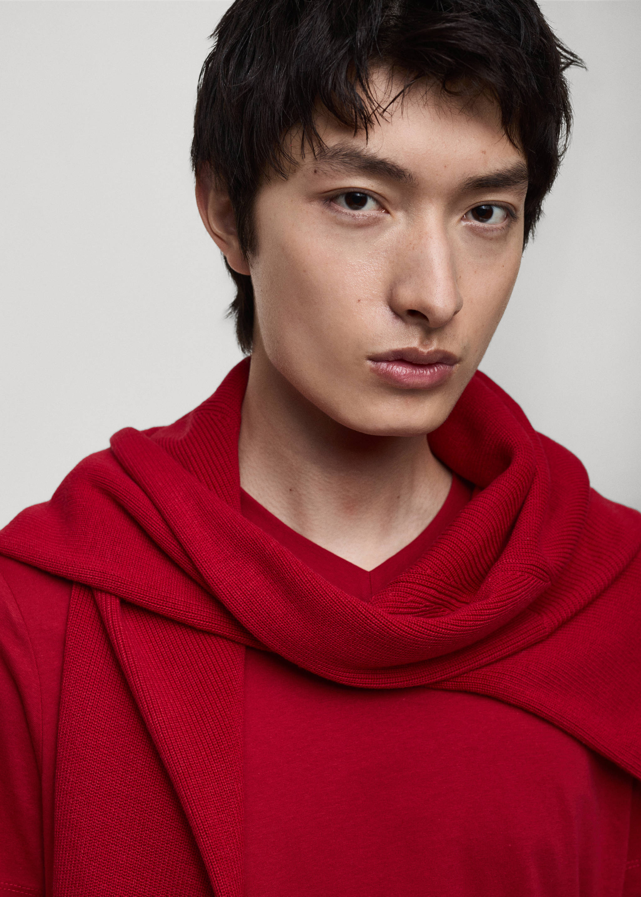 100% cotton slim-fit V-neck t-shirt - Details of the article 1