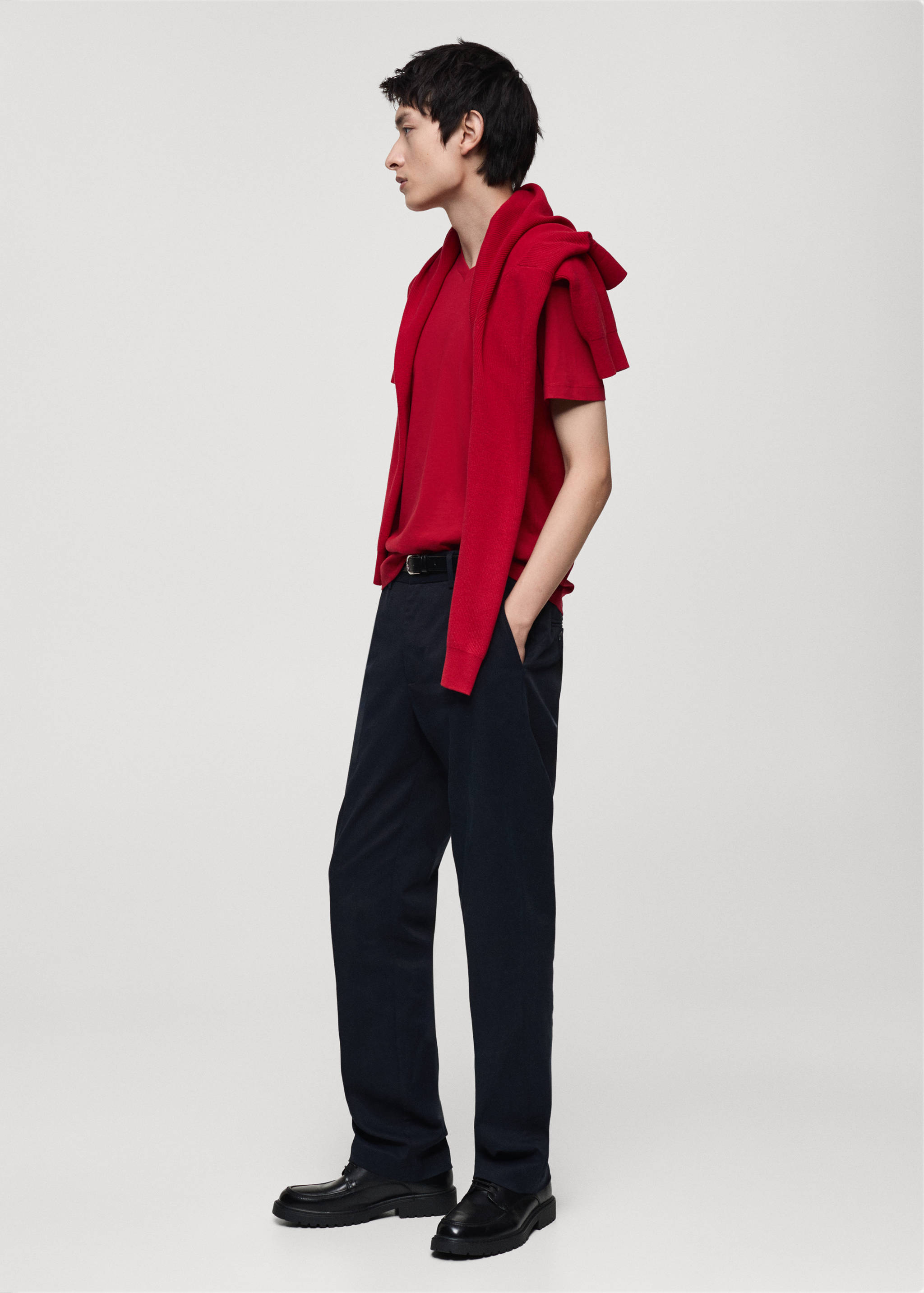 100% cotton slim-fit V-neck t-shirt - Details of the article 2