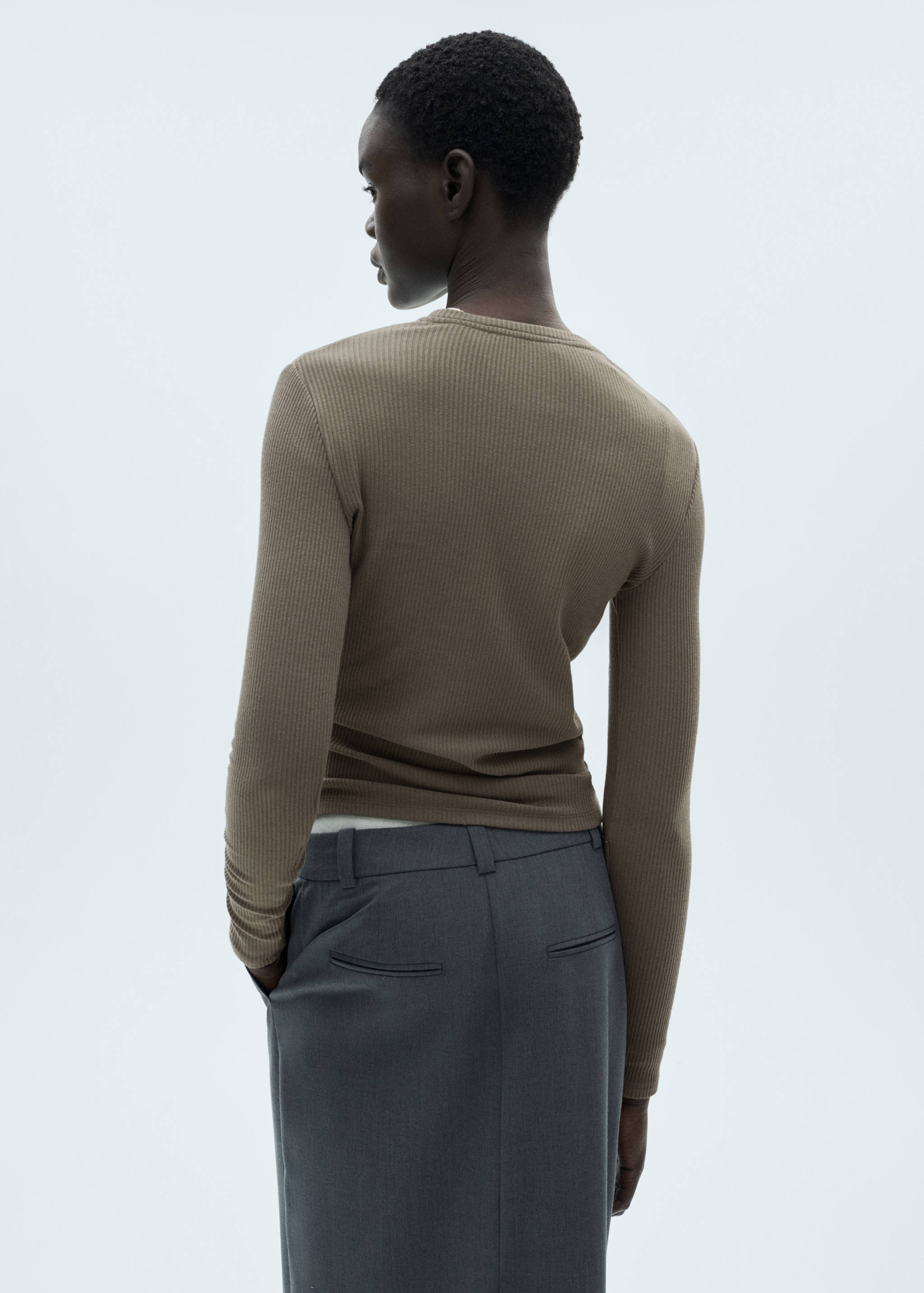 Ribbed long-sleeved t-shirt - Reverse of the article