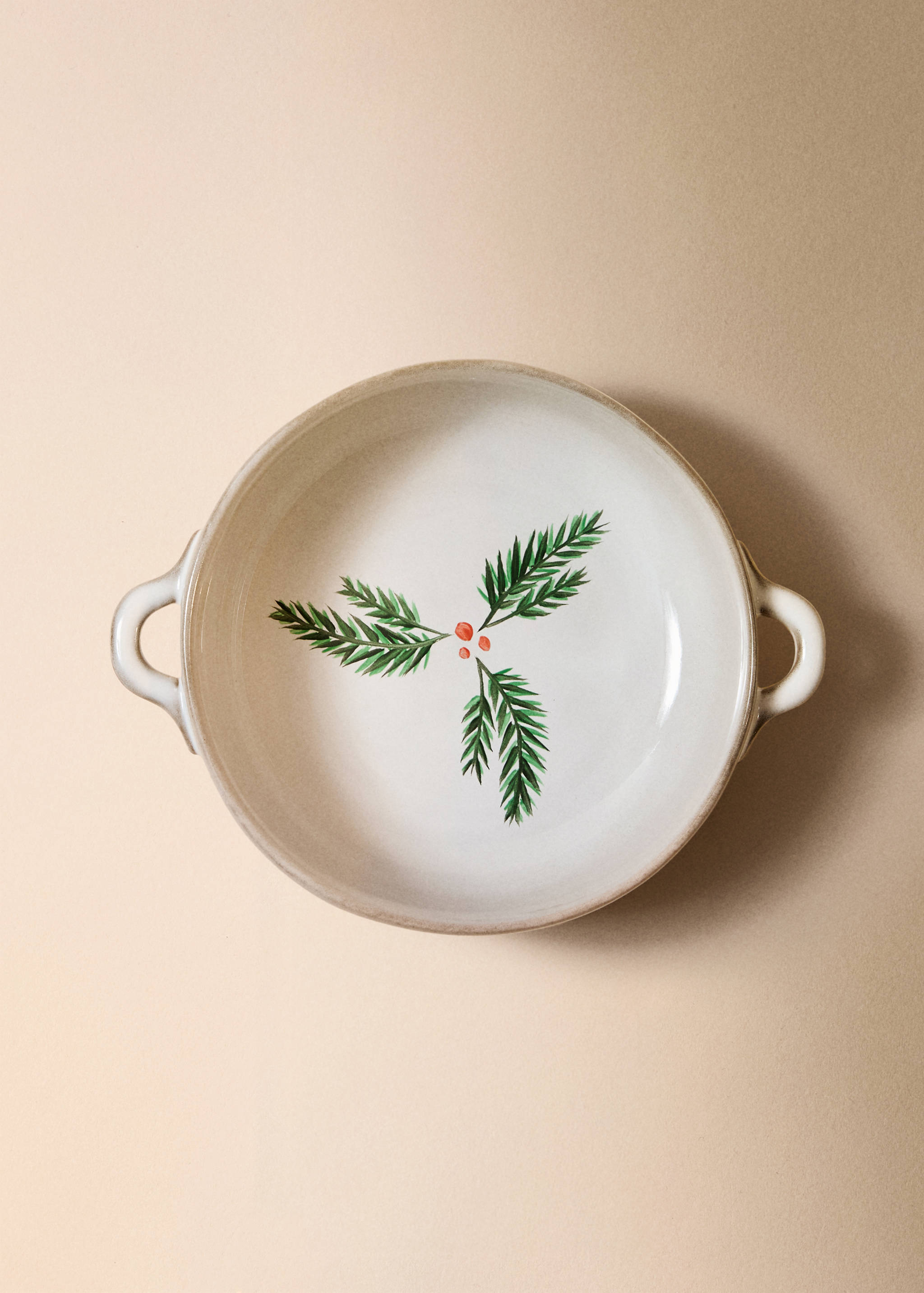 Μικρό κεραμικό μπωλ κατσαρόλα με περίγραμμα σε αντίθεση - Γενικό πλάνο