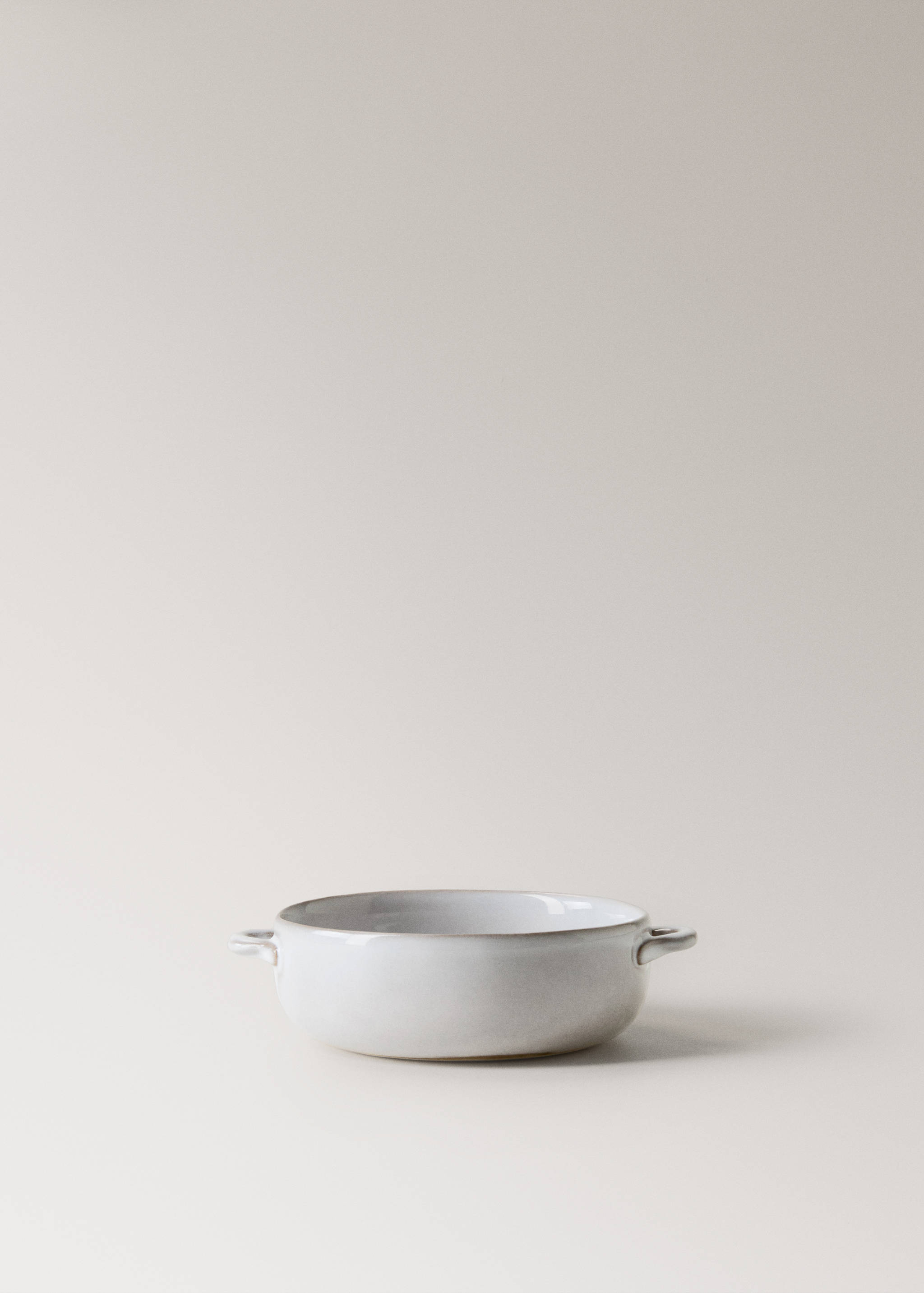 Μικρό κεραμικό μπωλ κατσαρόλα με περίγραμμα σε αντίθεση - Προϊόν χωρίς μοντέλο