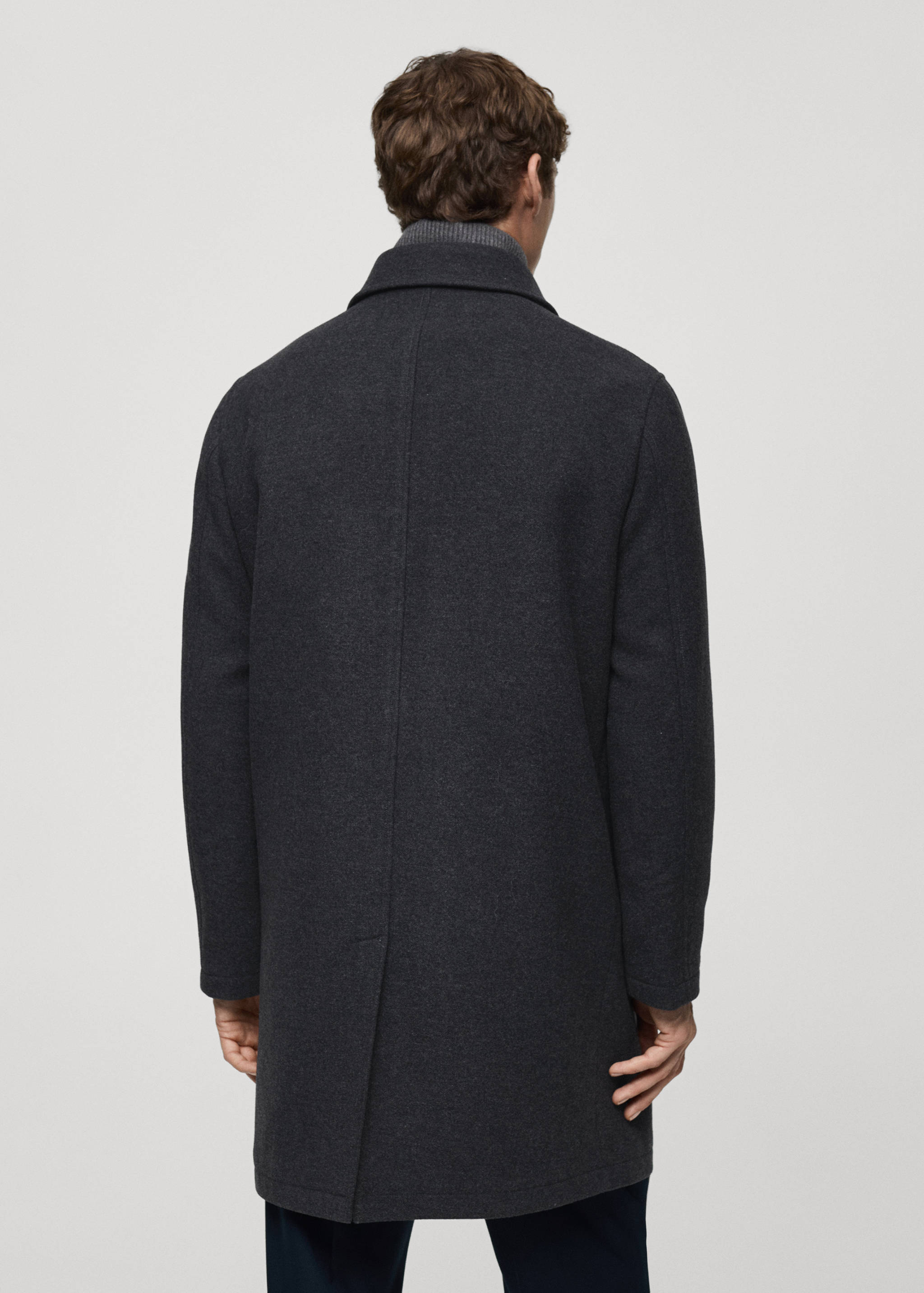 Wool coat with detachable collar - Reverse of the article