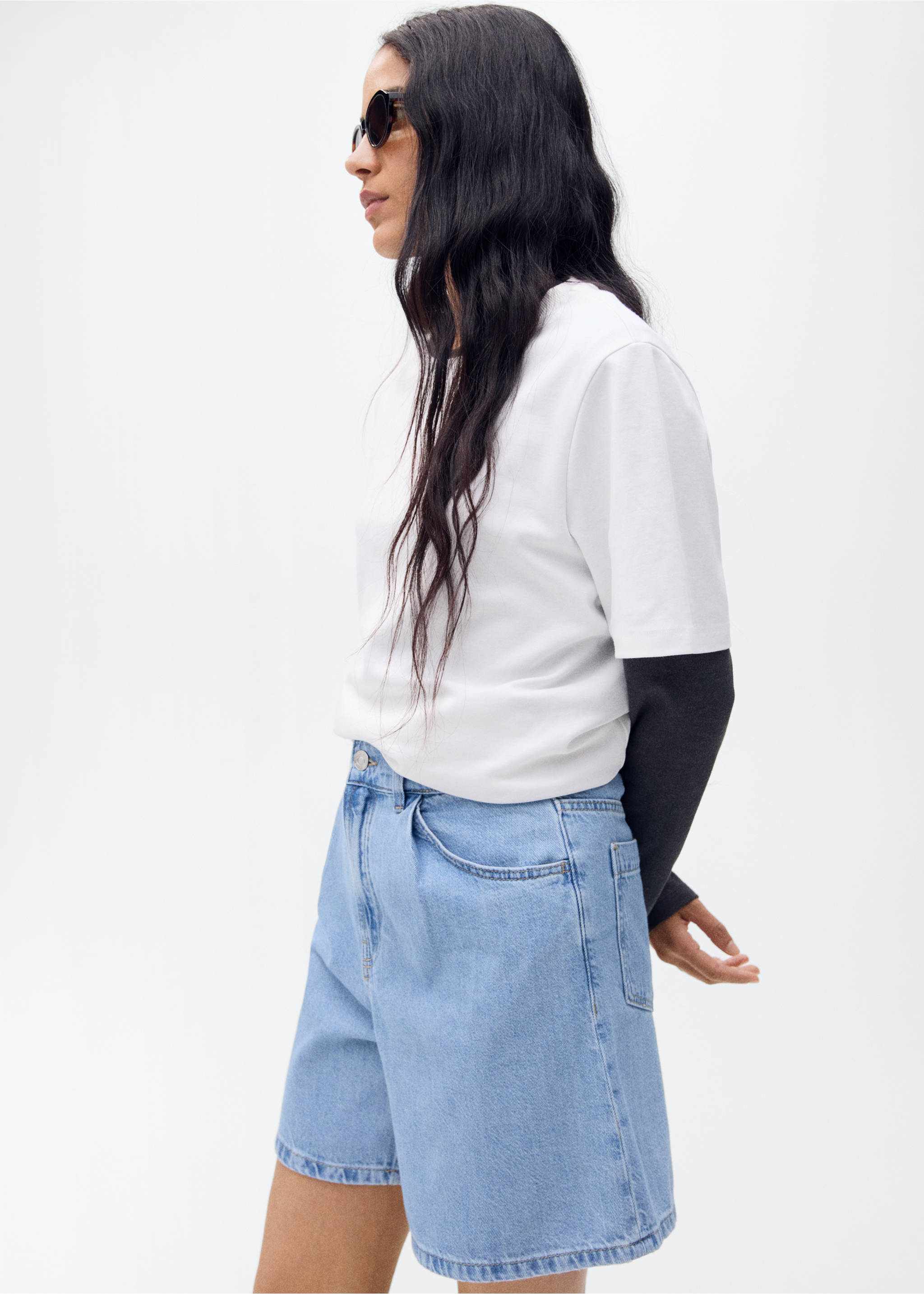 High-waist denim shorts with pleats - Details of the article 1, Medium Blue. Ref: 87020606-00.