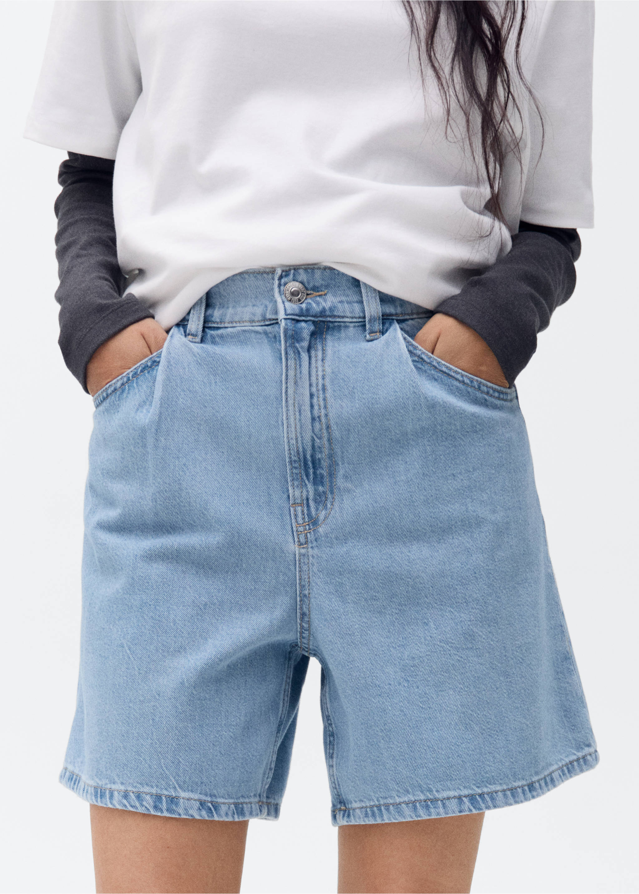 High-waist denim shorts with pleats - Details of the article 6, Medium Blue. Ref: 87020606-00.