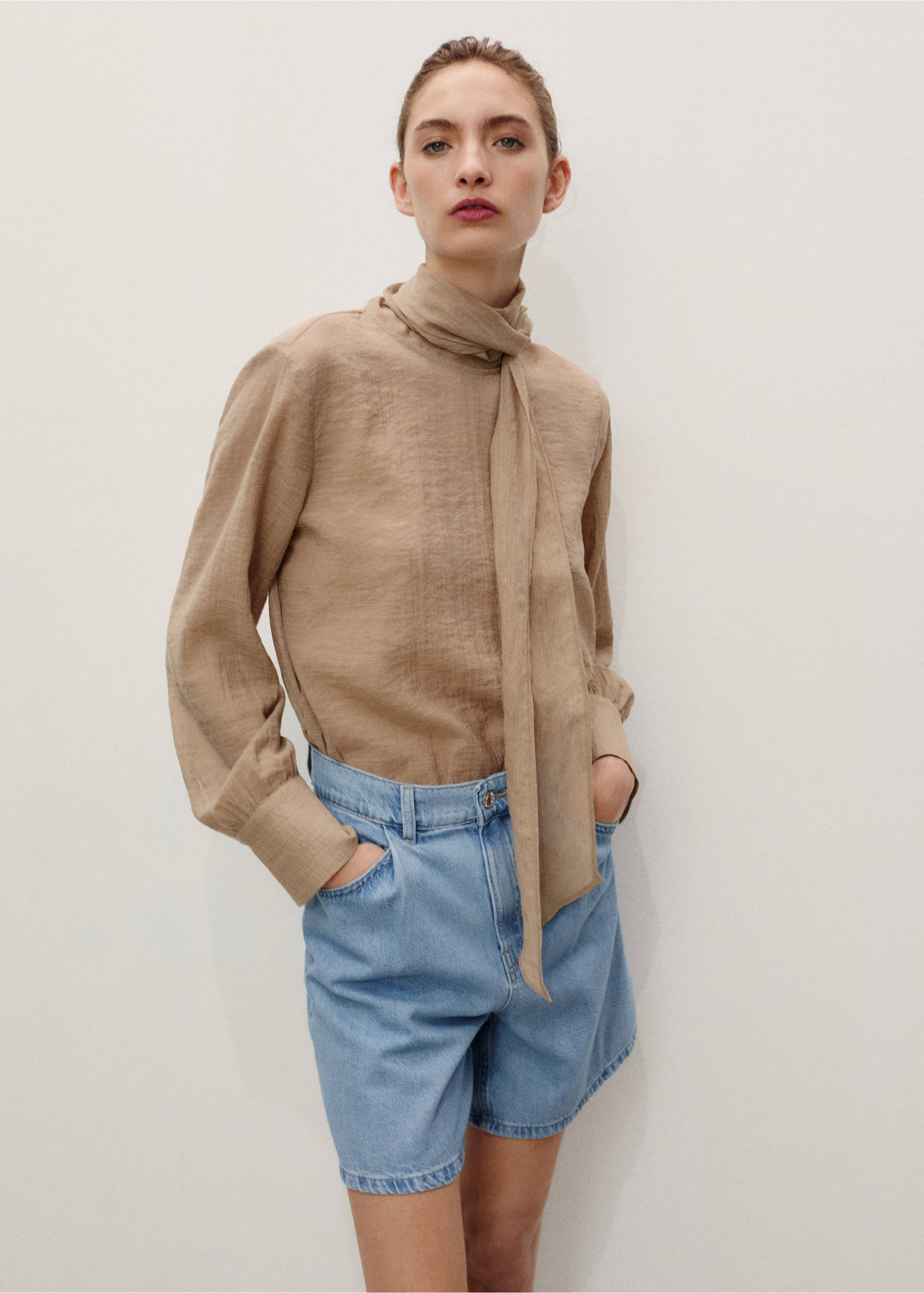 High-waist denim shorts with pleats - Details of the article 2, Medium Blue. Ref: 87020606-00.