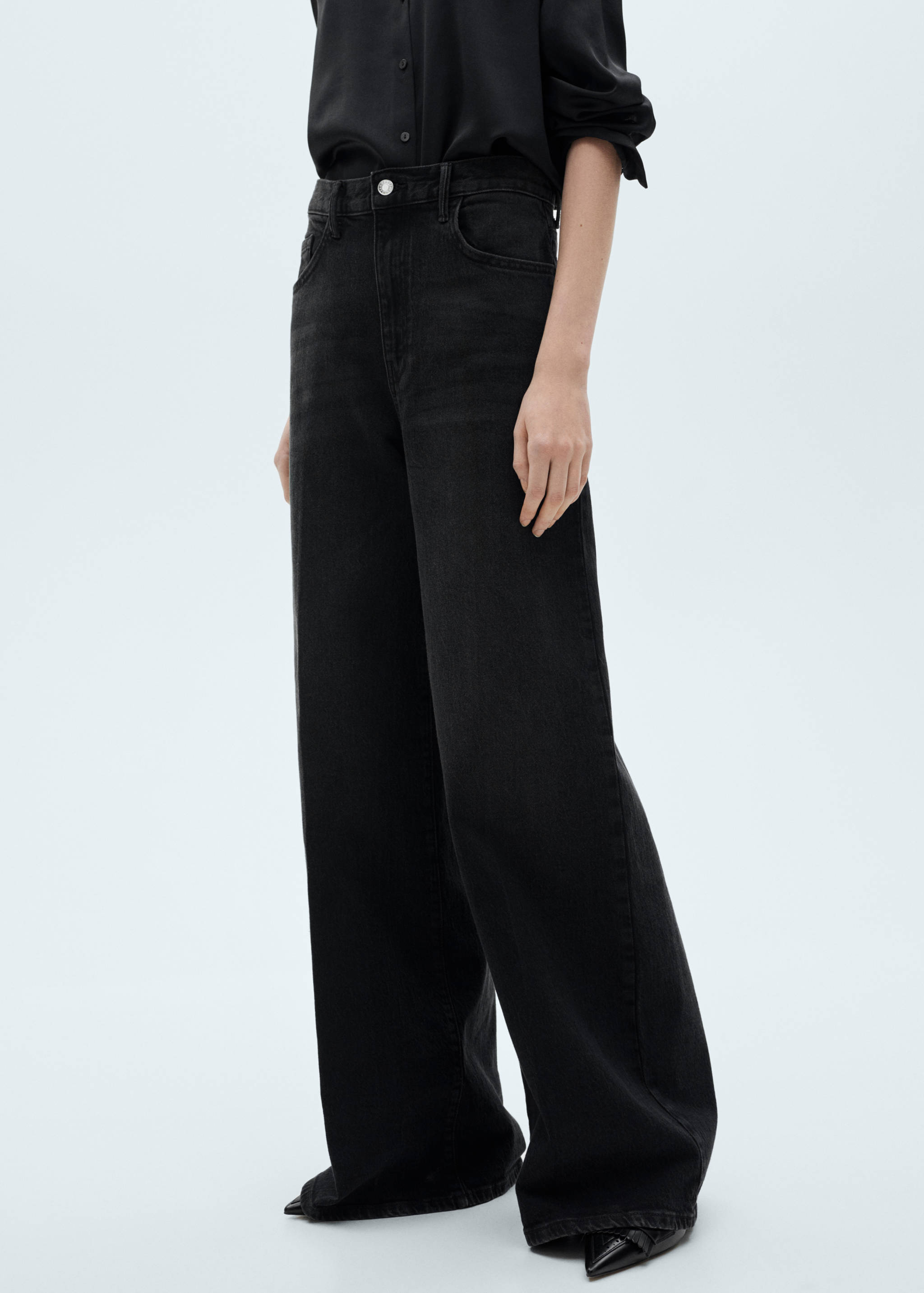 Джинсы с широкими штанинами и высокой посадкой - Средний план
