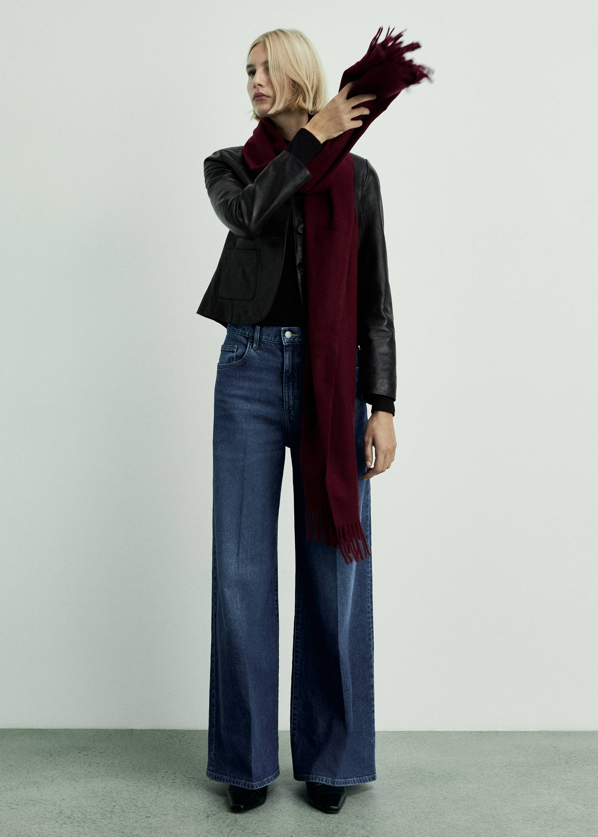 Джинсы с широкими штанинами и высокой посадкой - Общий план