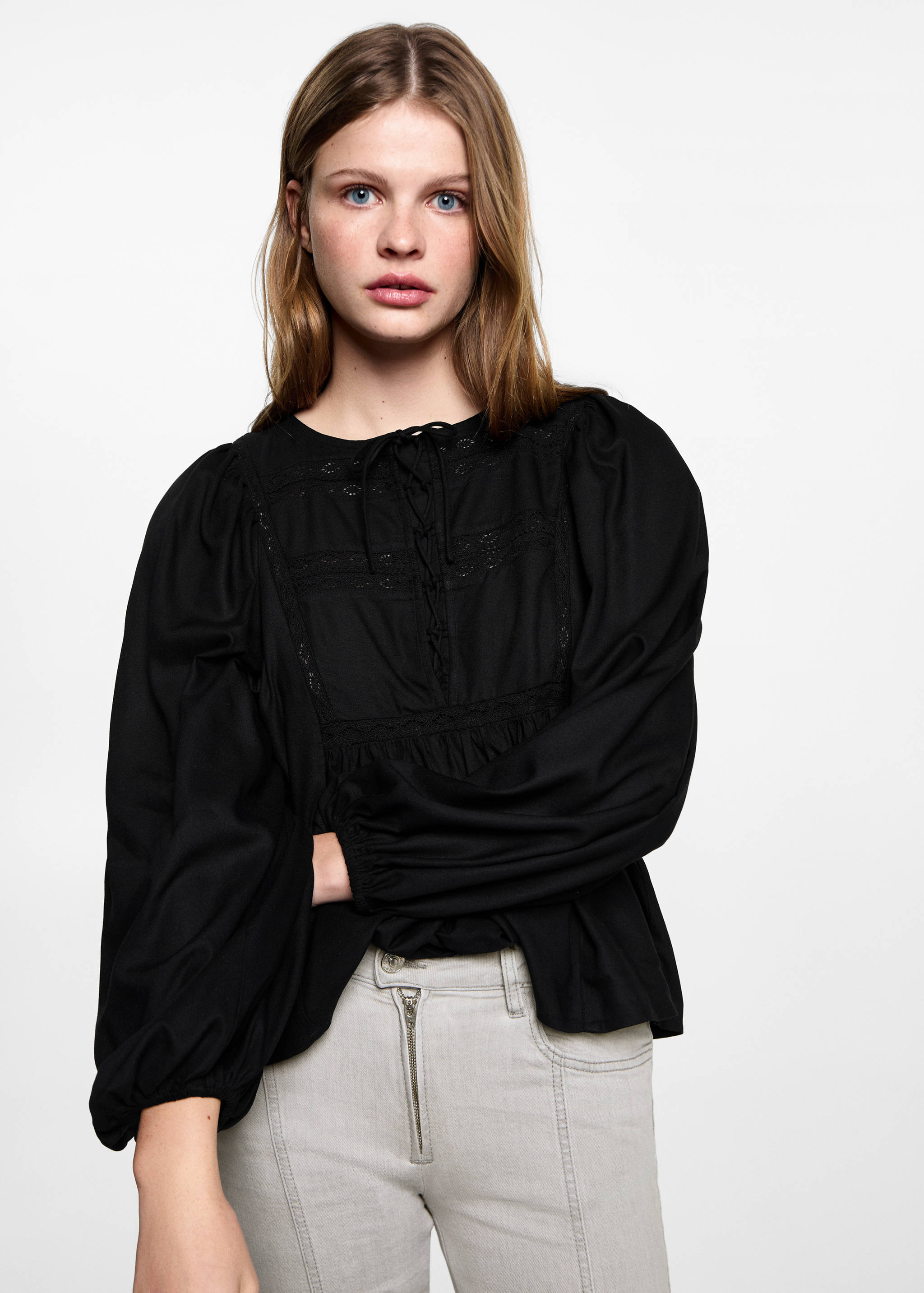 Calças de ganga com cintura baixa e costuras - Plano médio