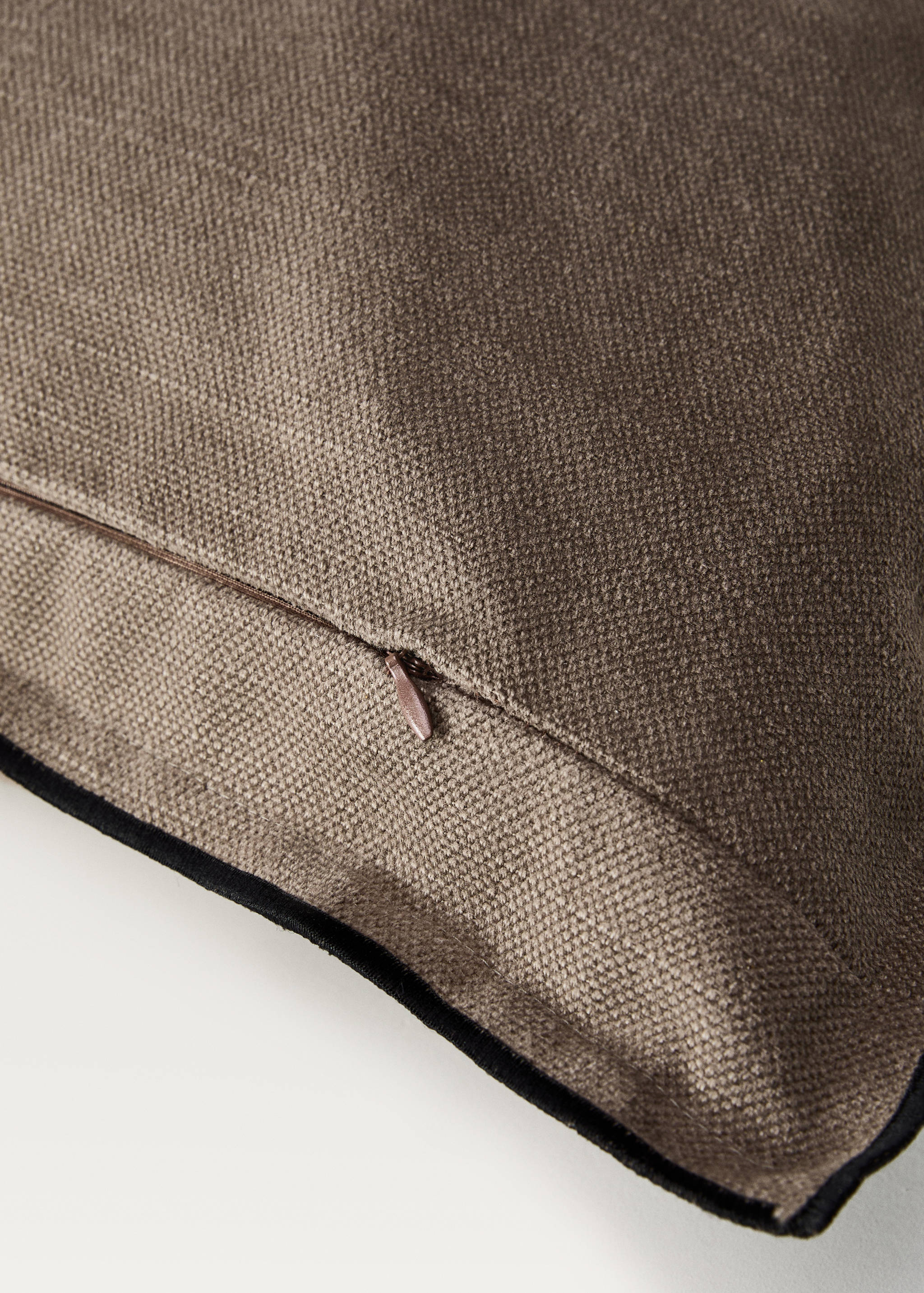 Cotton-linen cushion cover with overlock 50x50 cm - Details of the article 1