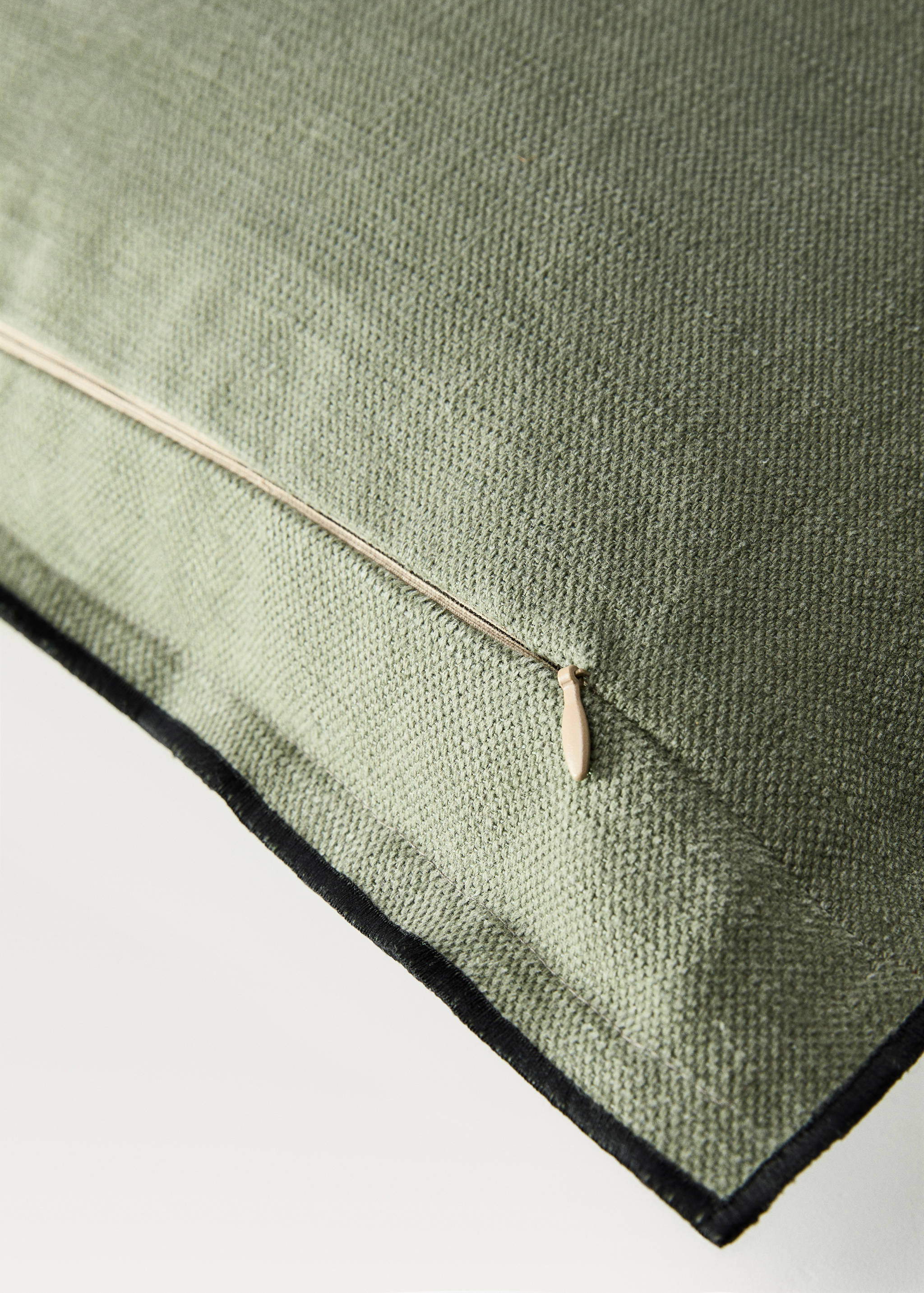 Cotton-linen cushion cover with overlock 50x50 cm - Details of the article 1