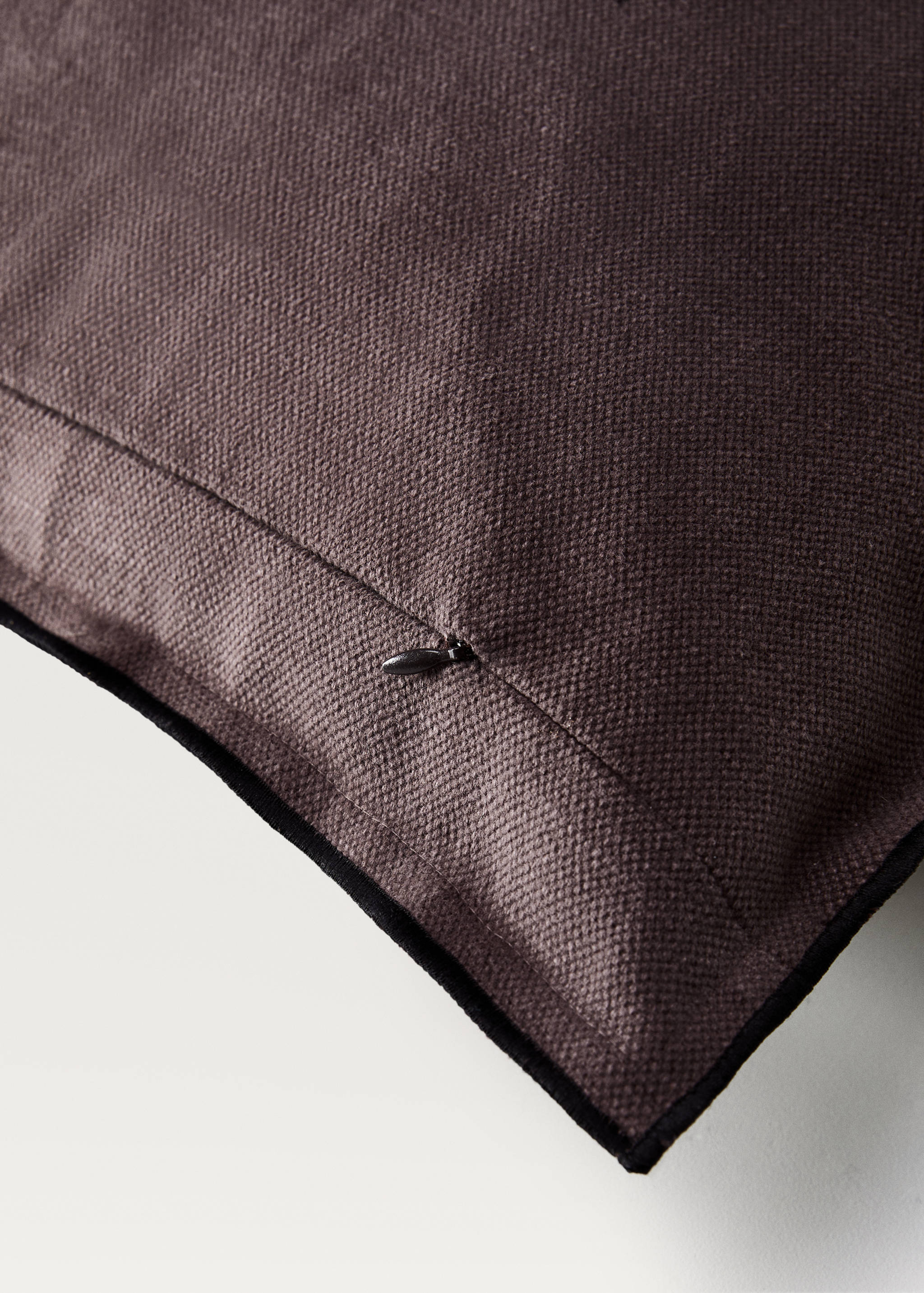 Cotton-linen cushion cover with overlock 50x50 cm - Details of the article 1