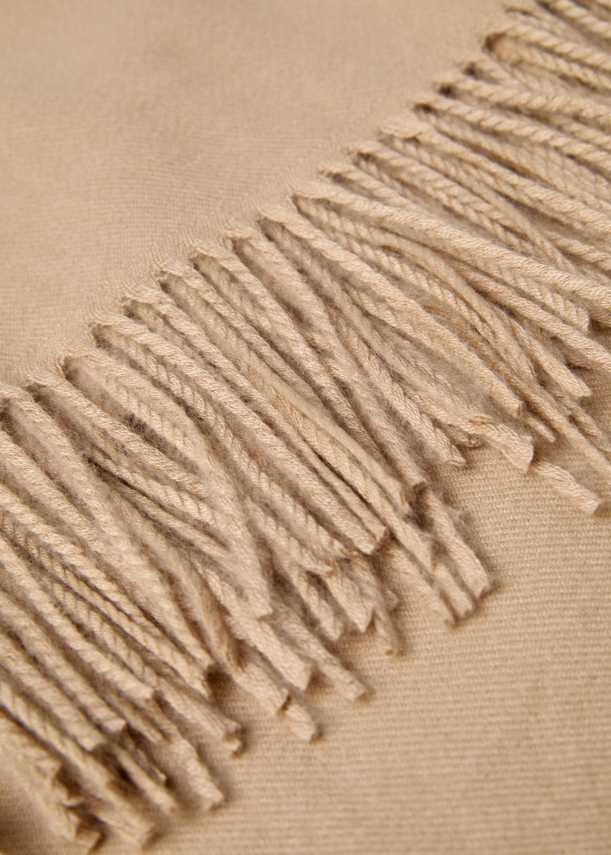 Blanket detail fringes - Details of the article 2