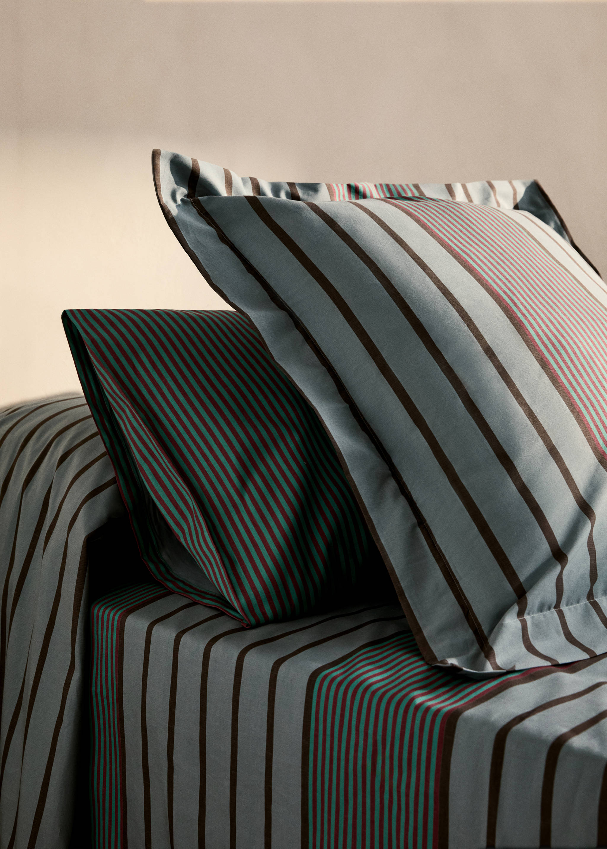 Two cotton percale multi-striped pillowcases 60x60 cm - General plane