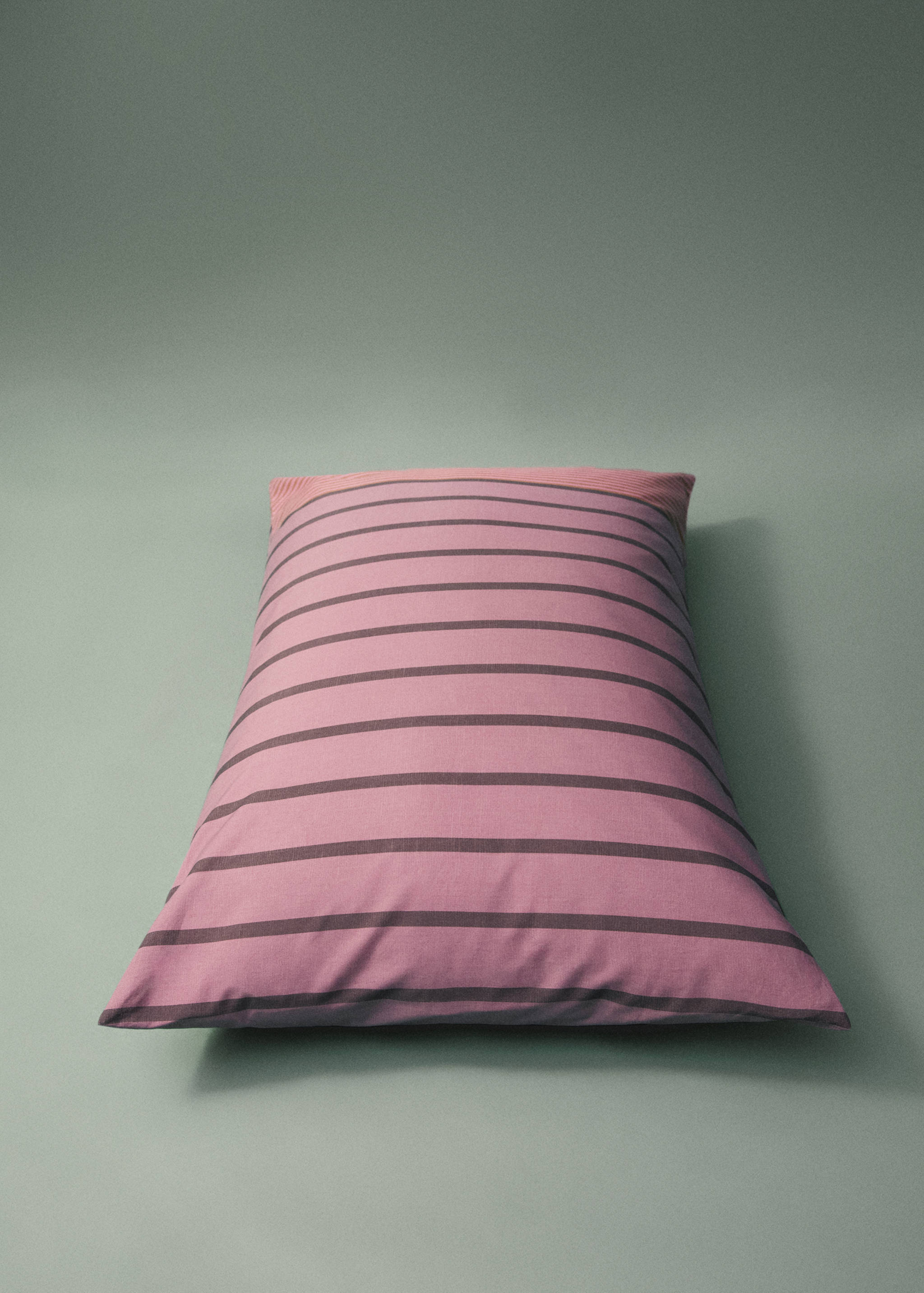 Two cotton percale multi-striped pillowcases 60x60 cm - General plane