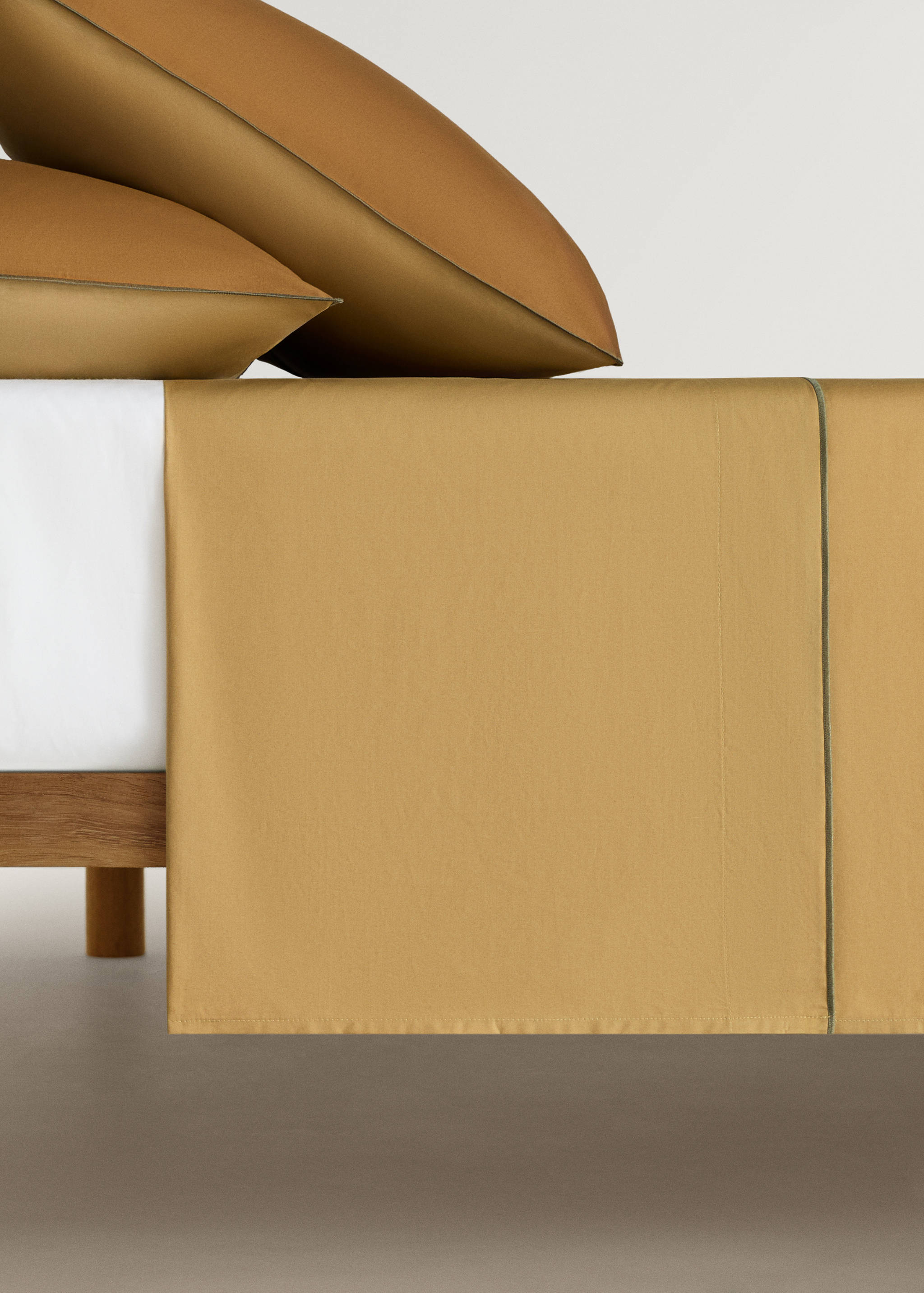 Överlakan med kontrasterande overlock 90 cm säng - Artikel utan modell