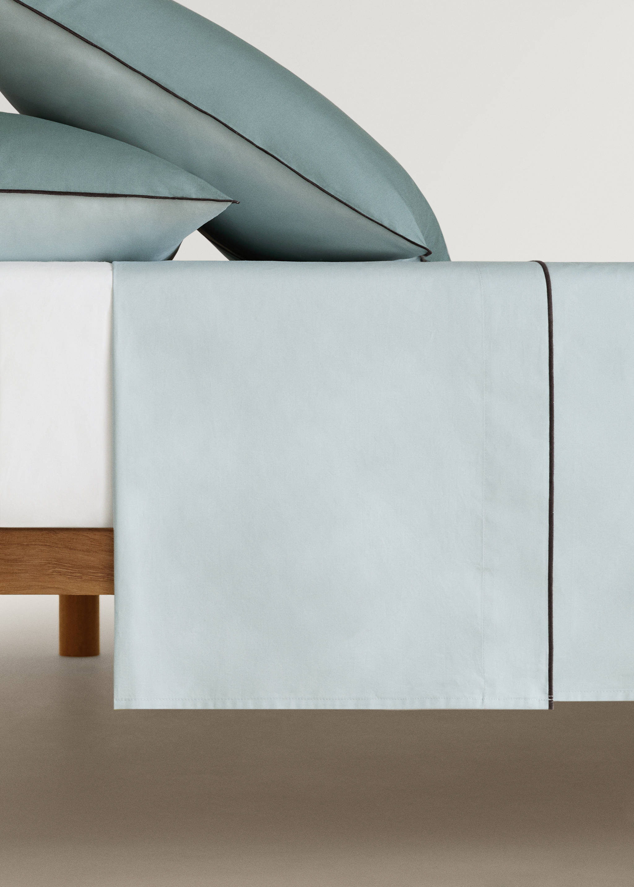 Överlakan med kontrasterande overlock 90 cm säng - Artikel utan modell