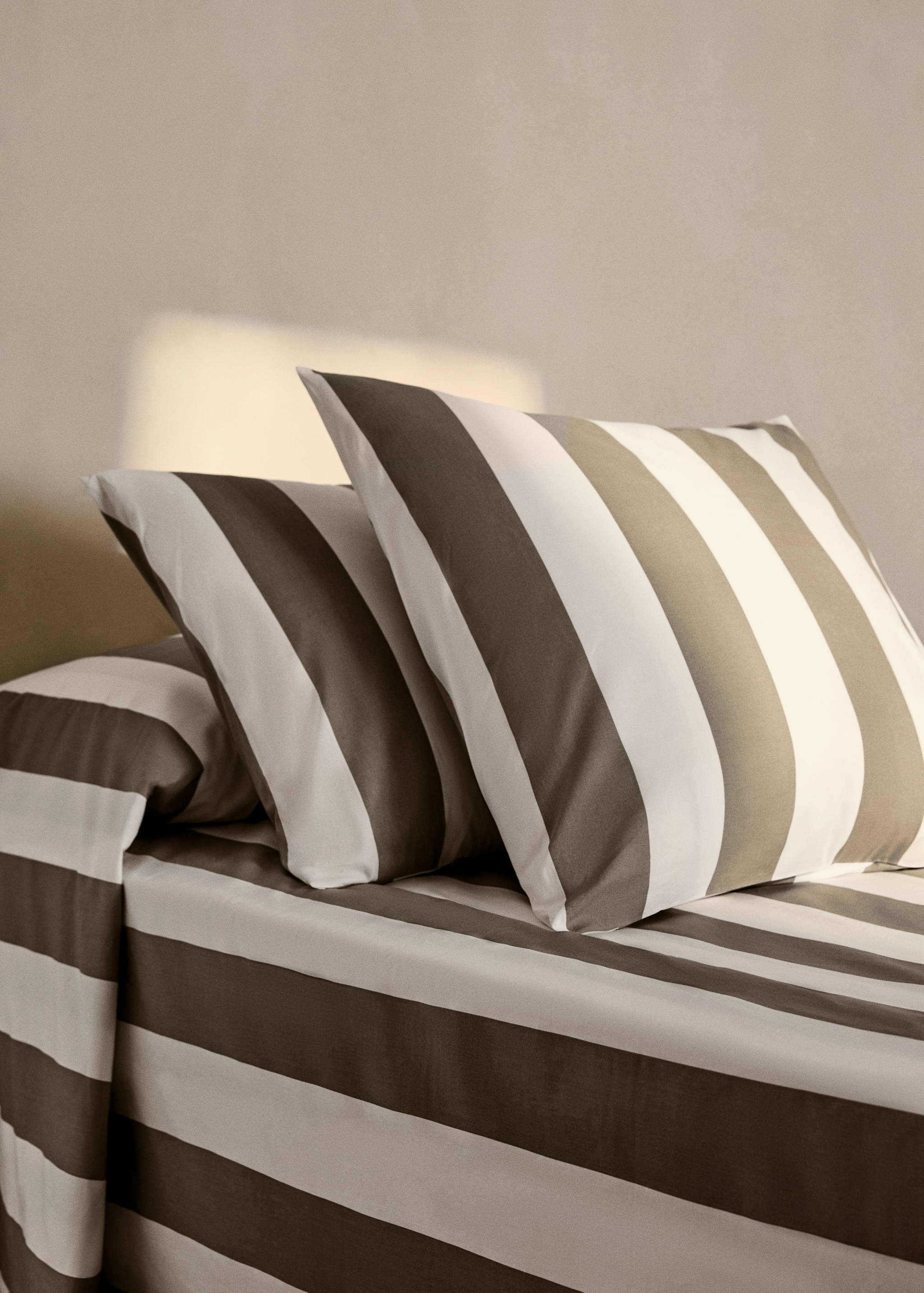 Two cotton percale striped pillowcases 50x75 cm - General plane