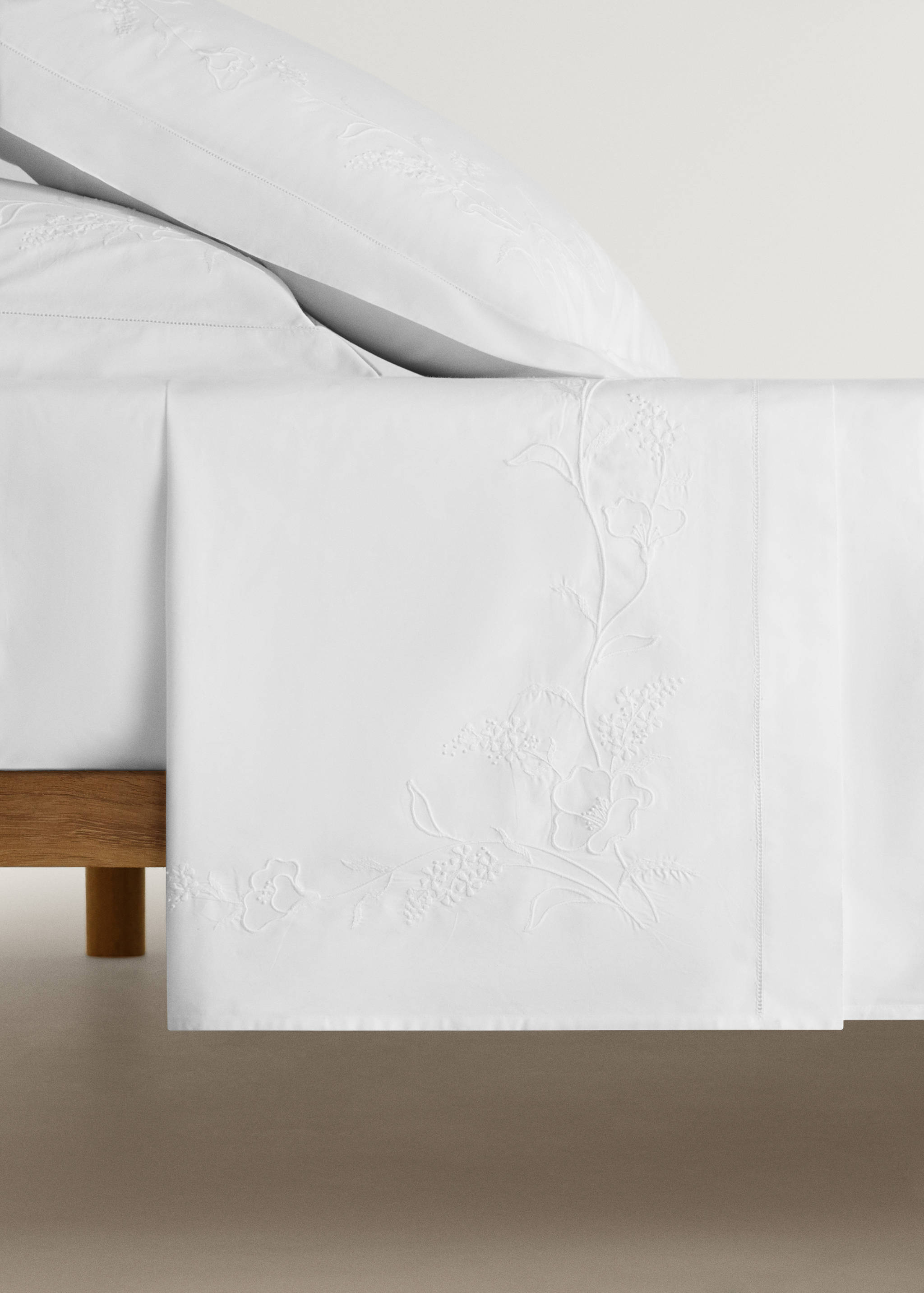 Cotton top sheet with hand-embroidered flower for 150/160 cm bed - Article without model