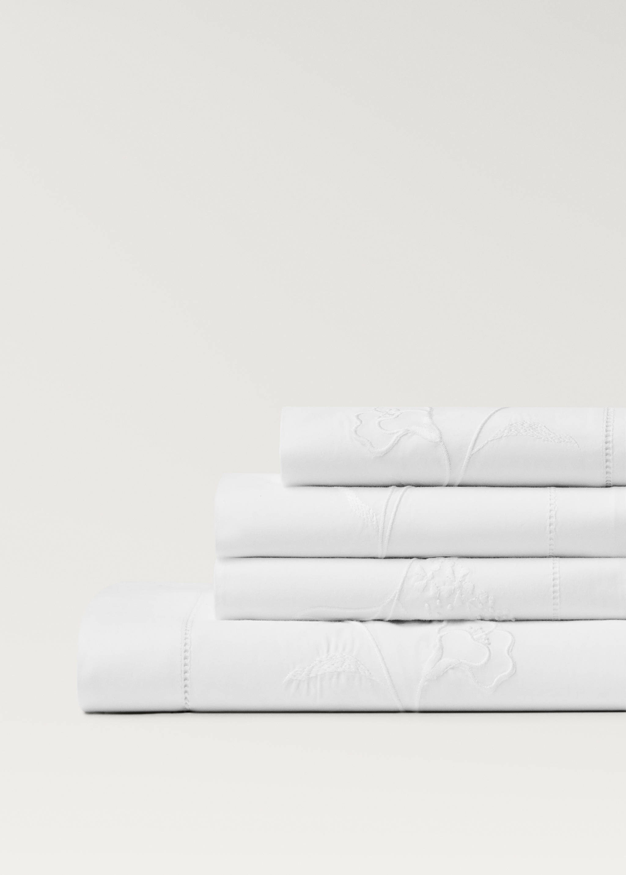 Cotton top sheet with hand-embroidered flower for 150/160 cm bed - Details of the article 2
