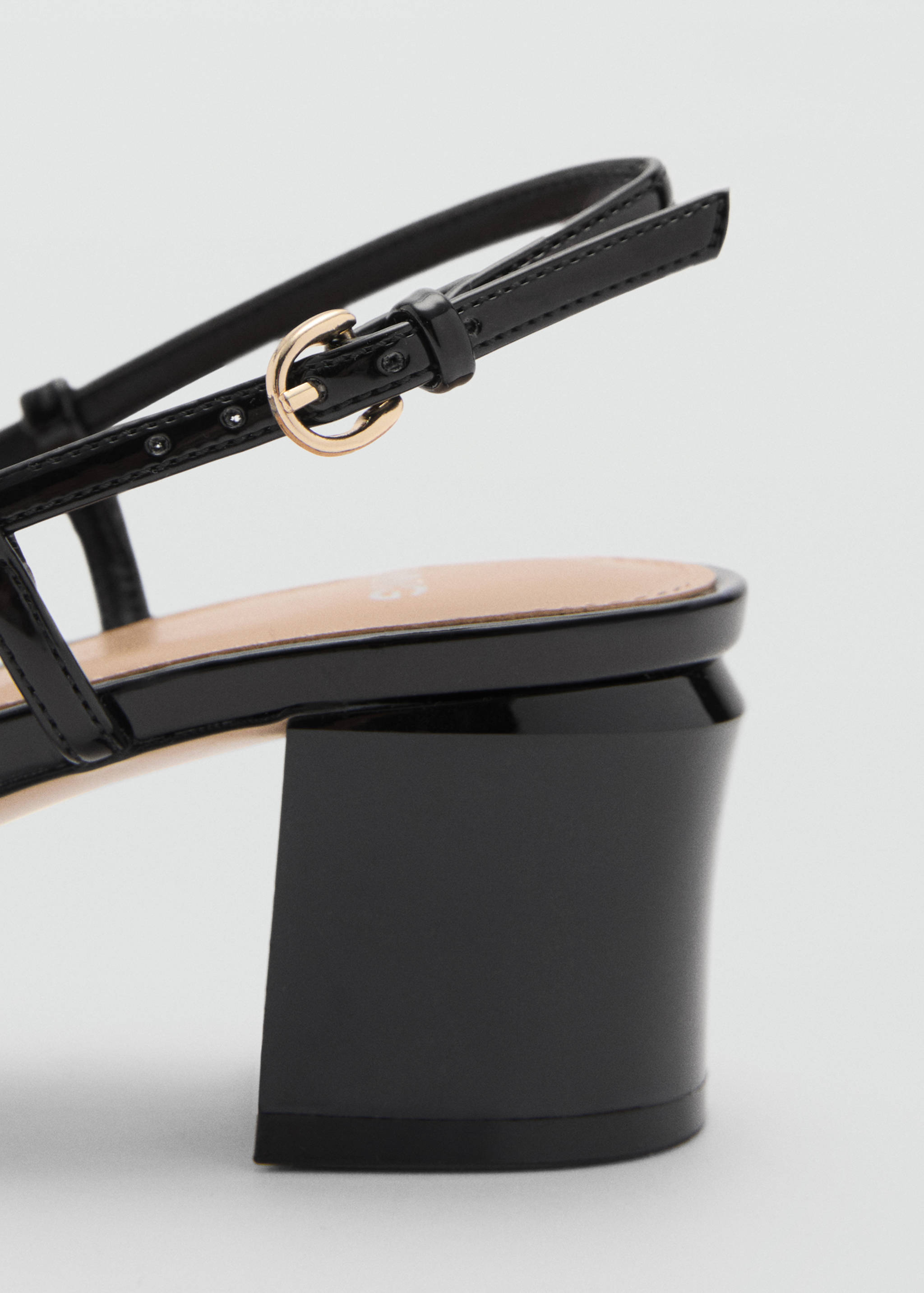 Heeled shoes with link detail - Details of the article 1