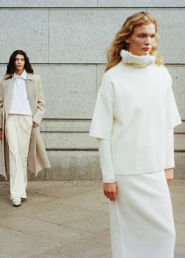 Short-sleeved fine-knit sweater — White
