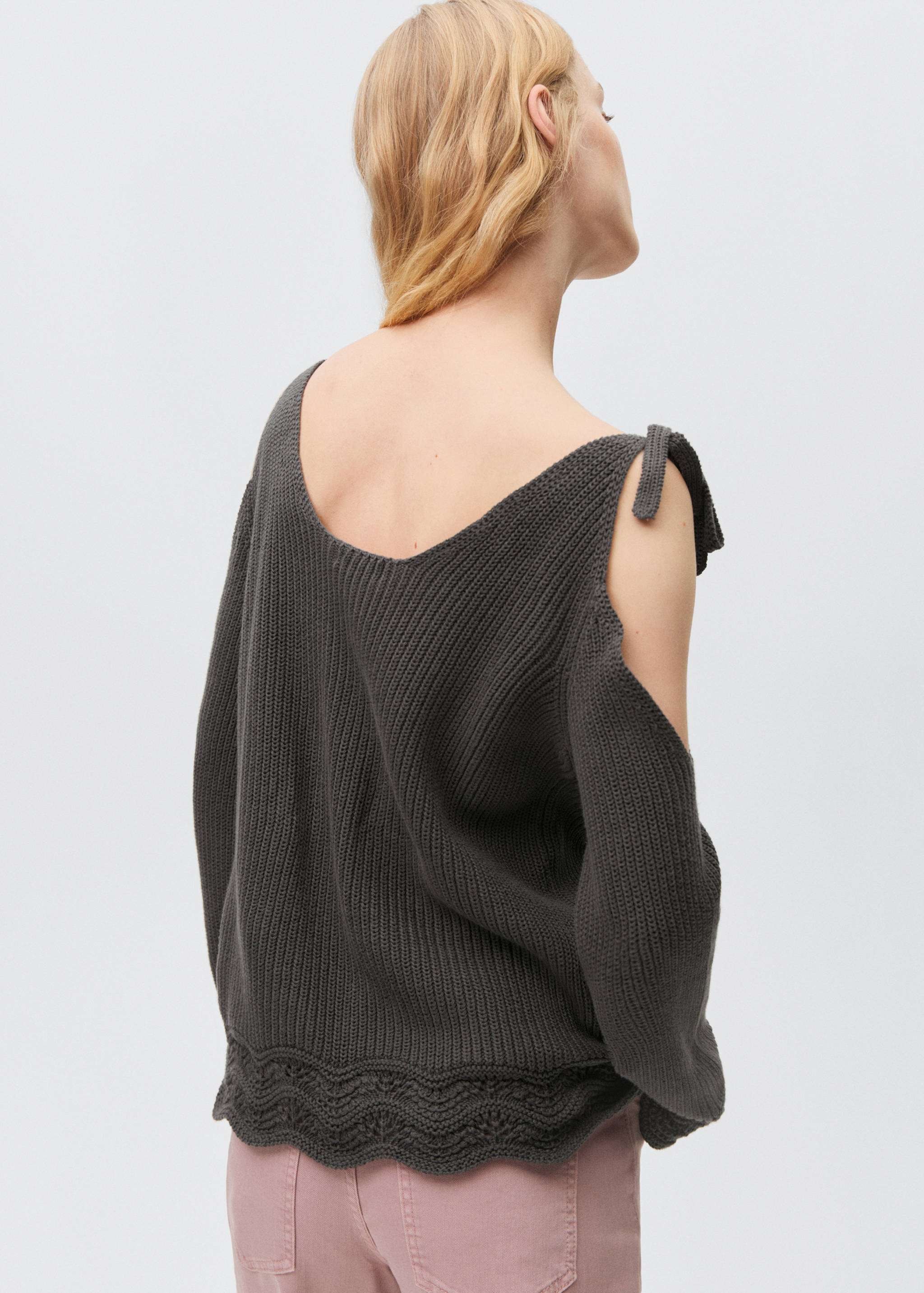 Cut-out sweater - Reverse of the article