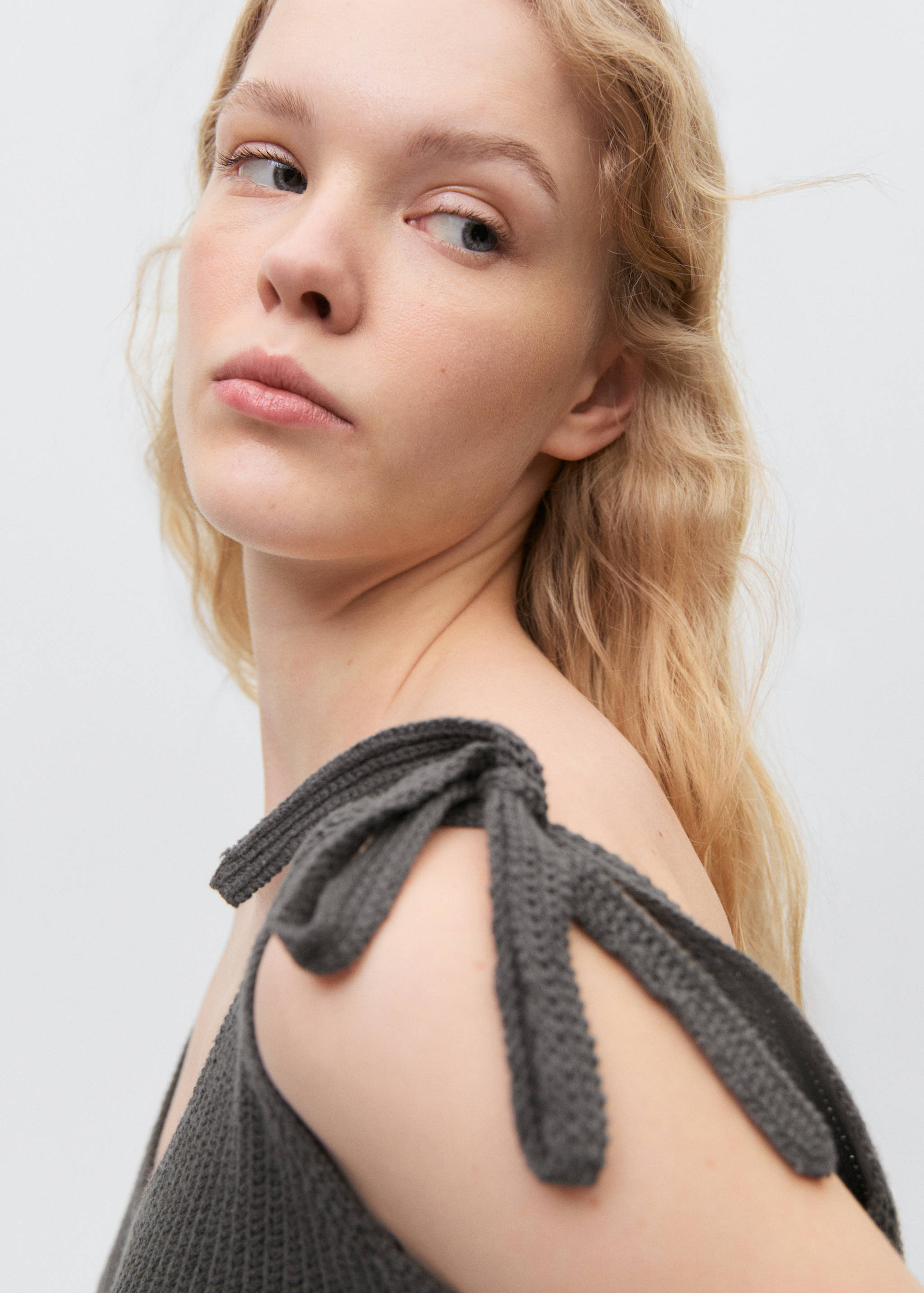 Cut-out sweater - Details of the article 1