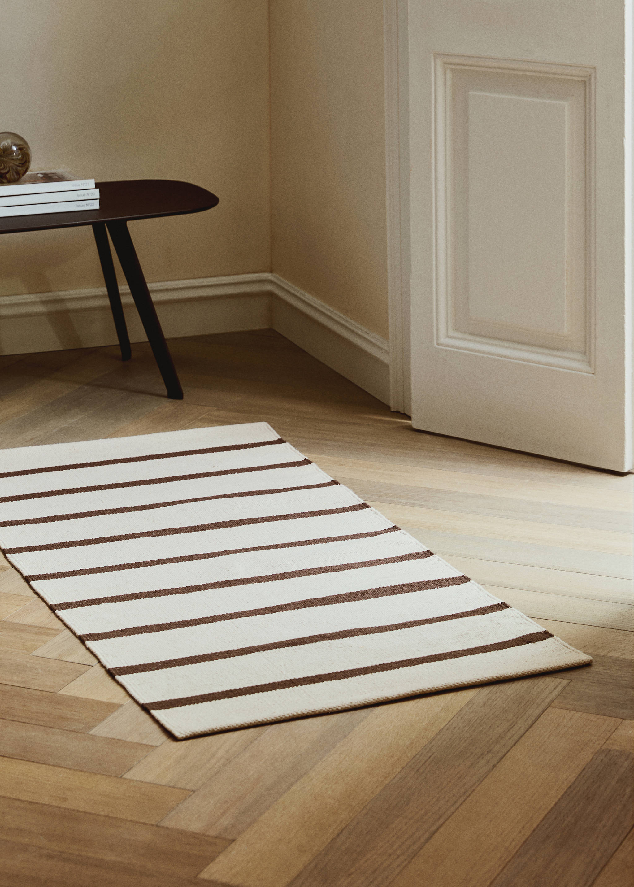 Lite gulvteppe i bomull med farget garn med striper - Total bildeutsnitt