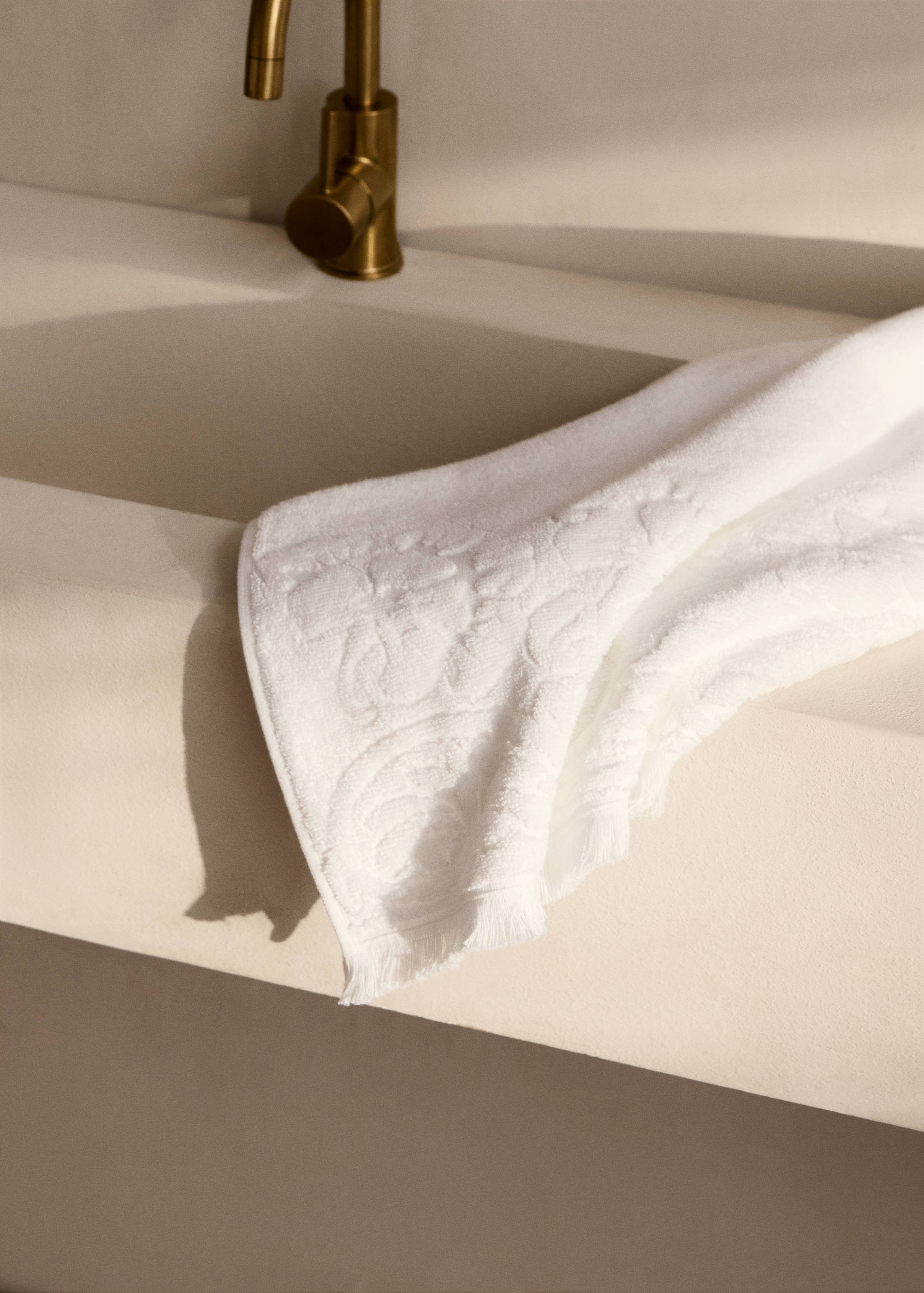 Washbasin towel with floral trim - General plane