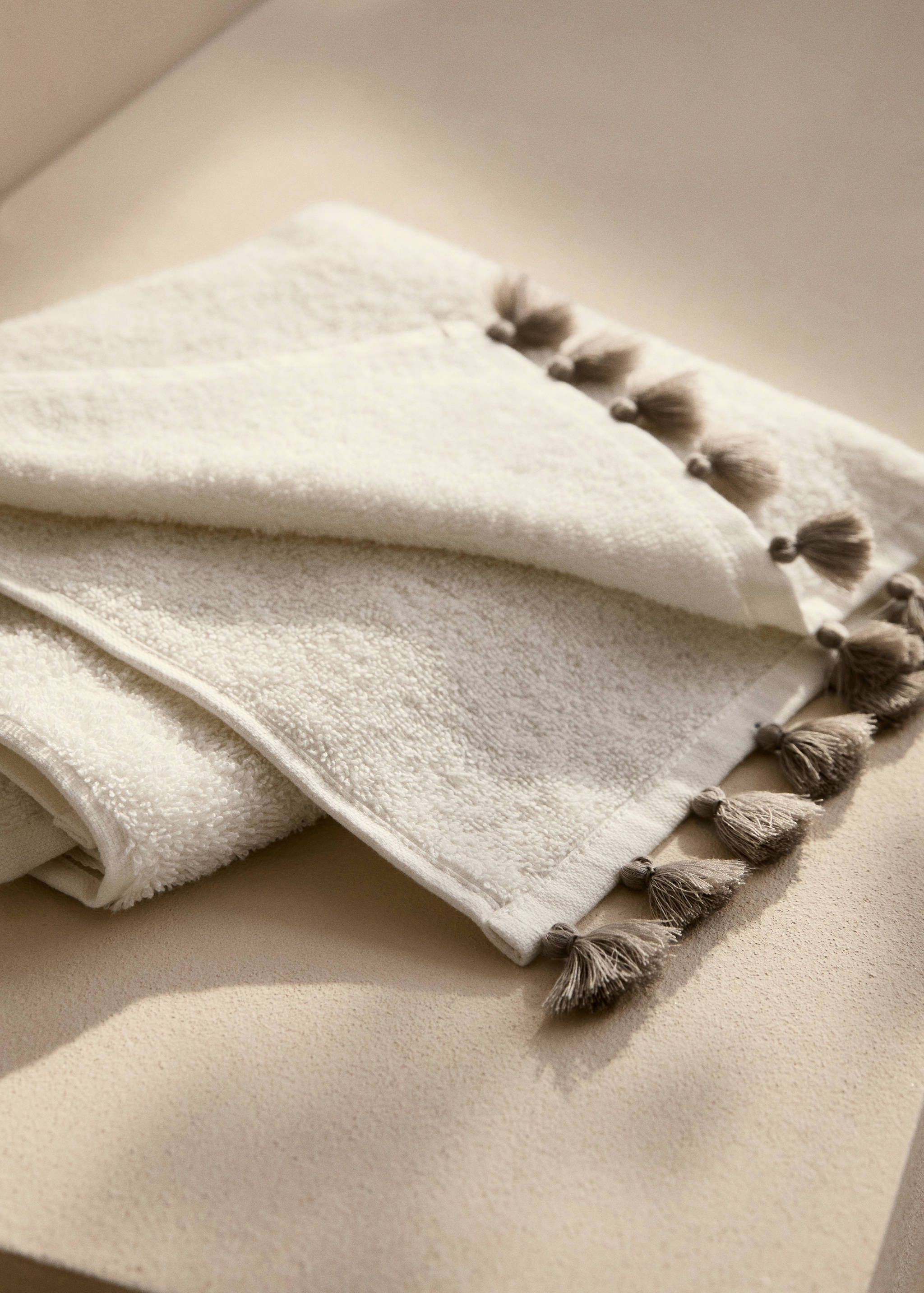 Waschbeckenhandtuch mit Pompons in Kontrastfarben - Allgemeine Ansicht